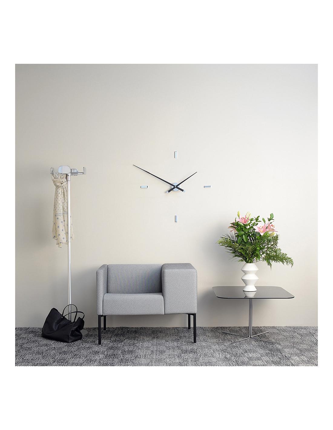 Tacón 4 L wall clock shows simple clean forms and subtle elegance adding the natural touch of lacquered walnut wood, which also provides a sense of fluidity between the spaces in your home. 
Tacón 4 L wall clock: chromed brass, hands in Walnut wood