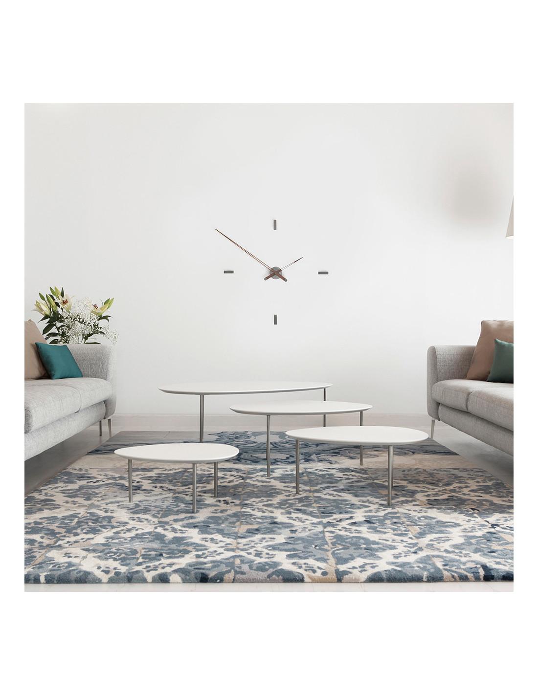 Tacón 4 T wall clock focuses exclusively on the essential details, which makes it Stand out for its Minimalist presence wherever you place it.
Tacón 4 T wall clock: graphite finished brass, hands in walnut.
Each clock is a unique handmade