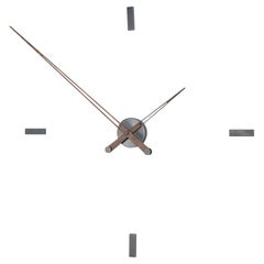 Tacón 4 T Wall Clock