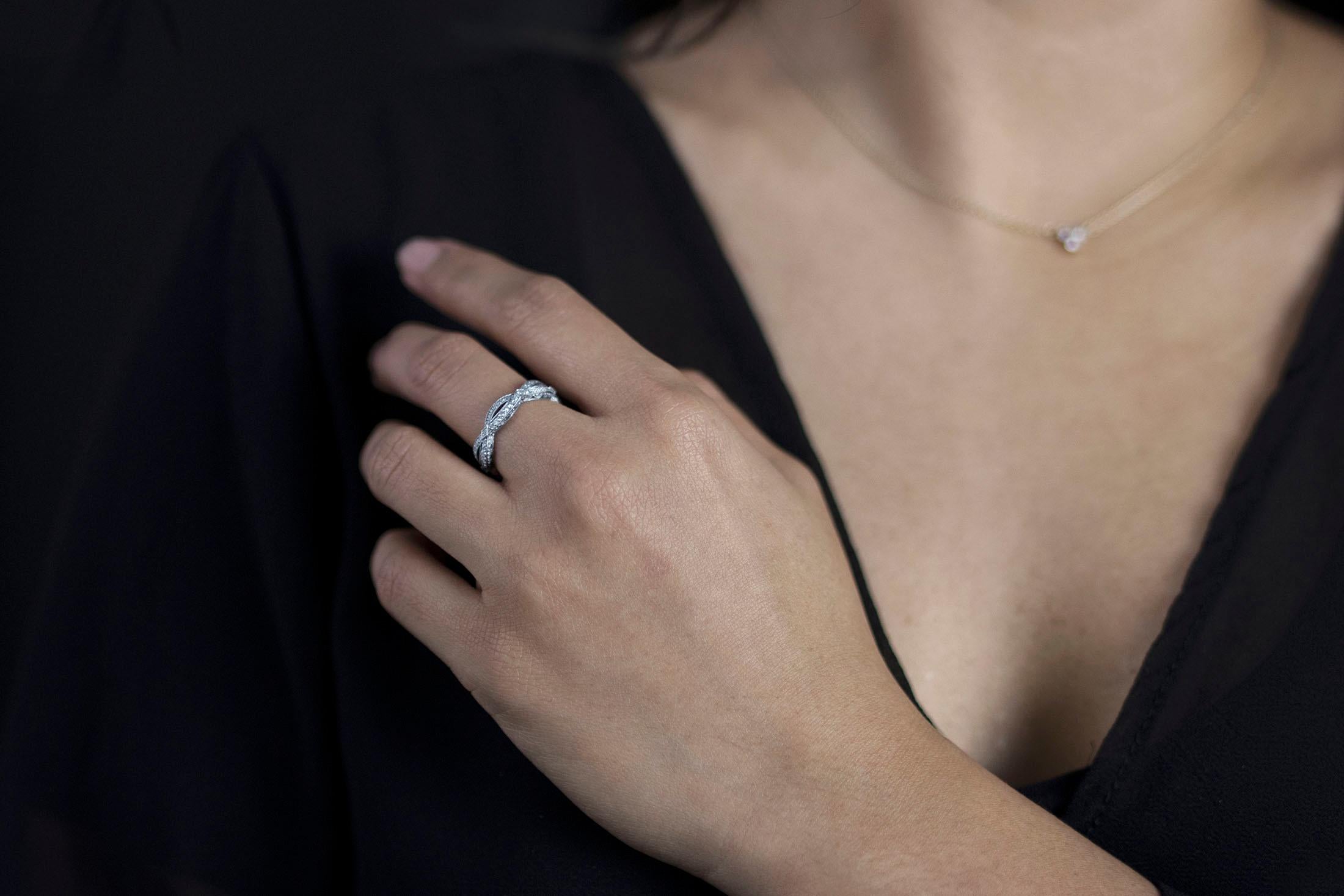 Tacori Eternity-Ehering mit 0,60 Karat rundem Diamant Crossover im Angebot 4