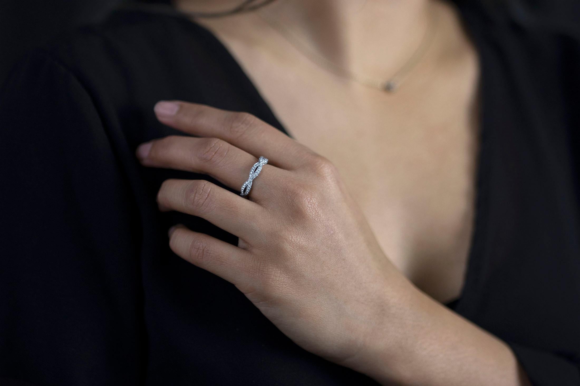 Tacori Eternity-Ehering mit 0,60 Karat rundem Diamant Crossover im Angebot 3
