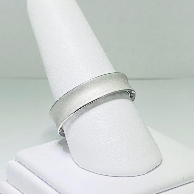 Alliances Tacori Satin Concave 6mm Or Blanc 18K Crescent Homme Neuf - En vente à Austin, TX