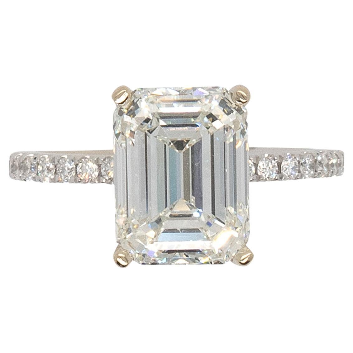 18k White Gold 4.02ct Emerald Cut Natural Diamond Ring For Sale