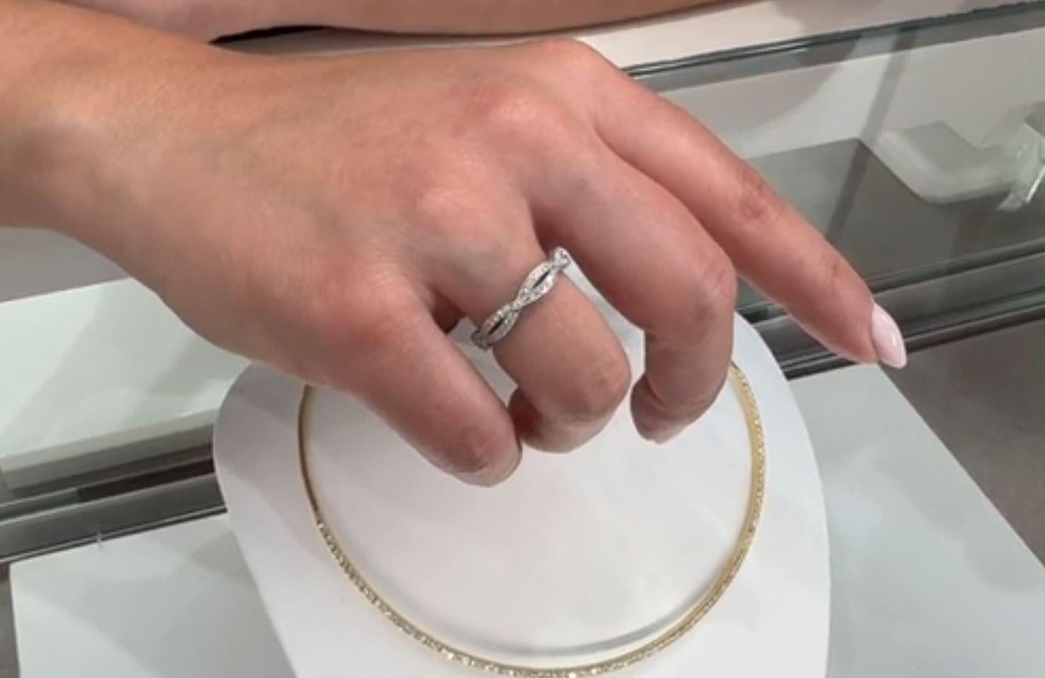Tacori 18K White Gold Ribbon Eternity Ring with Diamonds 0.61 Carats HT2528 For Sale 1