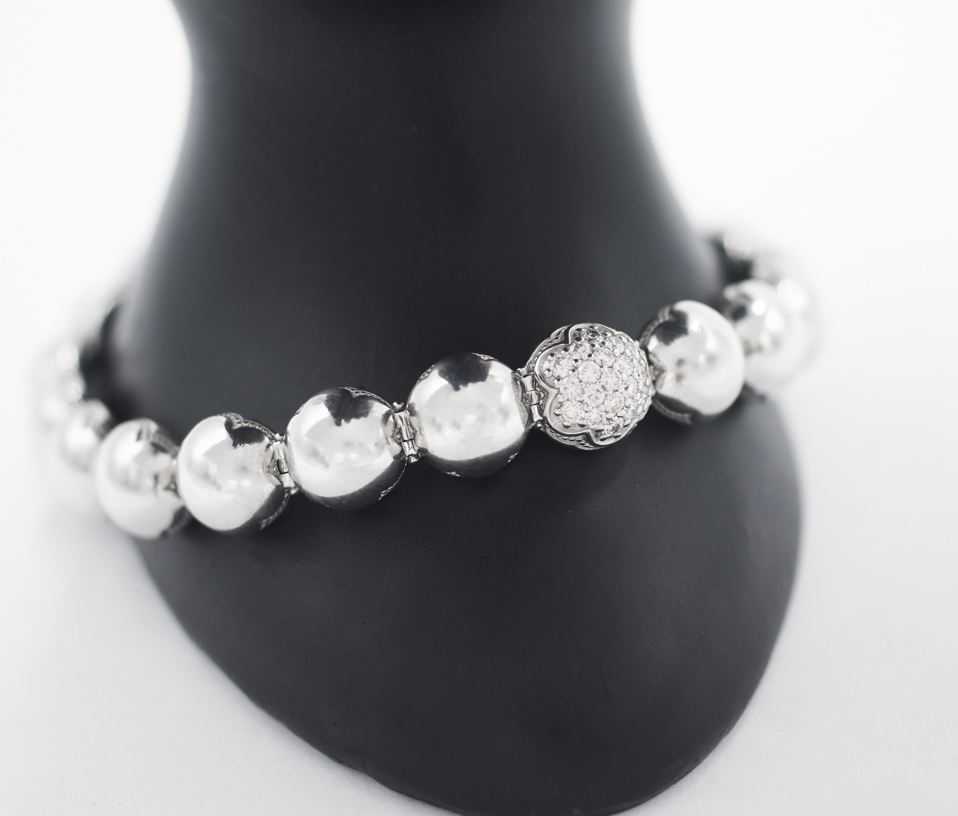 TACORI
Sonoma Mist
Silver Dew Drops Pavé Bracelet featuring Pavé
STYLE SB194
Reminiscent of dewdrops, engraved with wave-like detailing with Tacori milgrain on the edge of each. The easy-to-wear bracelet also features one stand-out dome with pavé