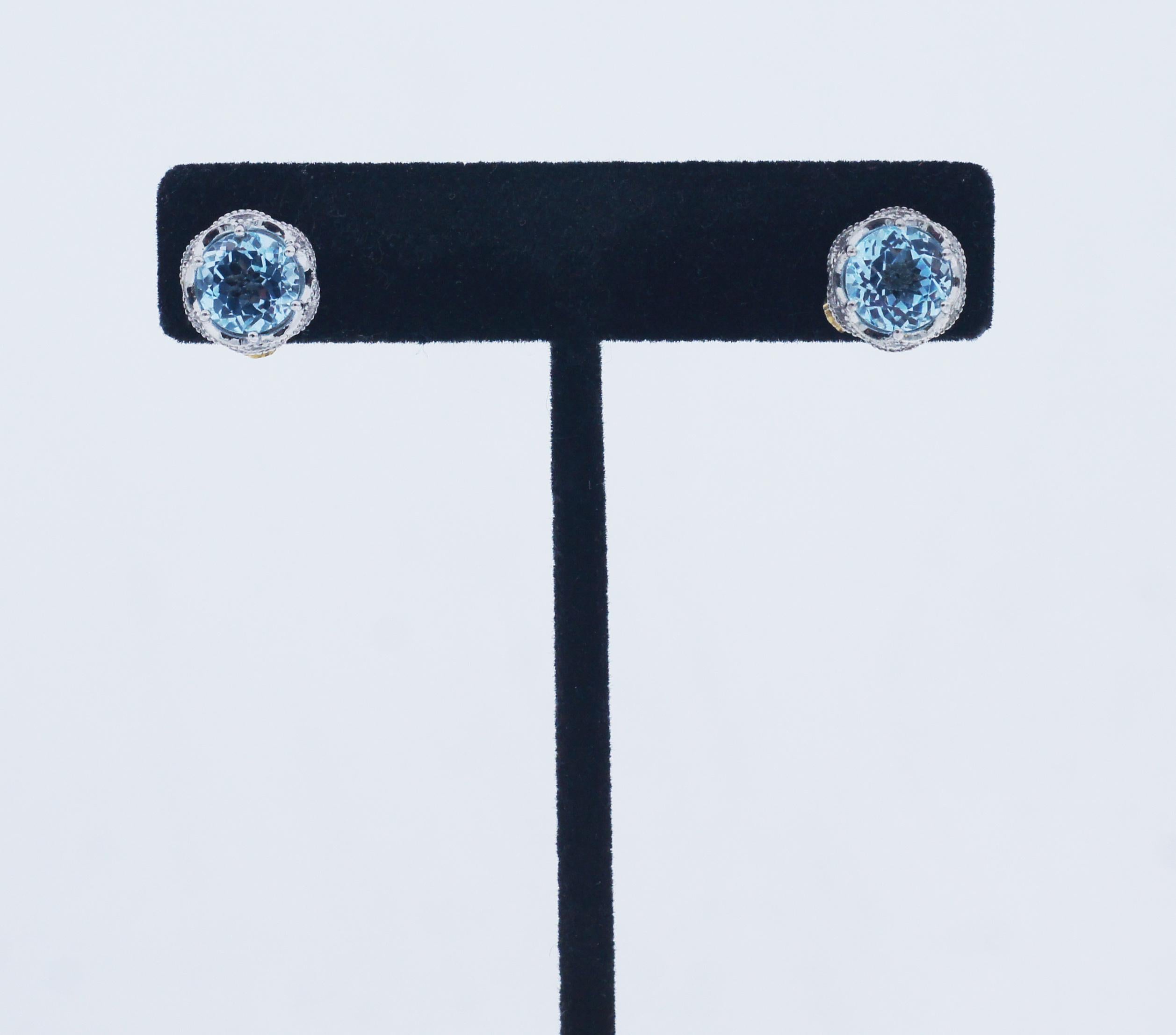 TACORI
Sky Blue Topaz sitzt in einem 18kt Gold Edelstein Siegel detaillierte Silber Ohrstecker Korb
Ungefähr:
Edelstein Karat Gewicht: 5.00ctw
Design/One-Maße: 0,45 Zoll breit und 0,45 Zoll lang
Diese schönen Ohrringe sind in sehr gutem Zustand.
