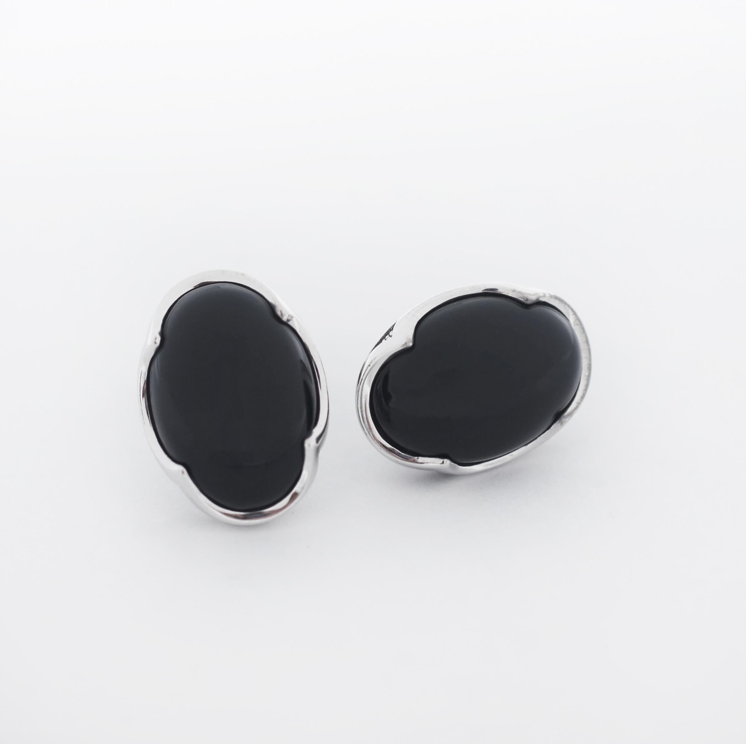 TACORI
Retro Classic
Oval Cabochon Cuff Links featuring Black Onyx
STYLE MCL10319
Oval Black Onyx gemstone cuff links cradled in a silver signature Tacori crescent cut.
This piece adds a sophisticated finish to your shirt cuffs and an unexpected pop