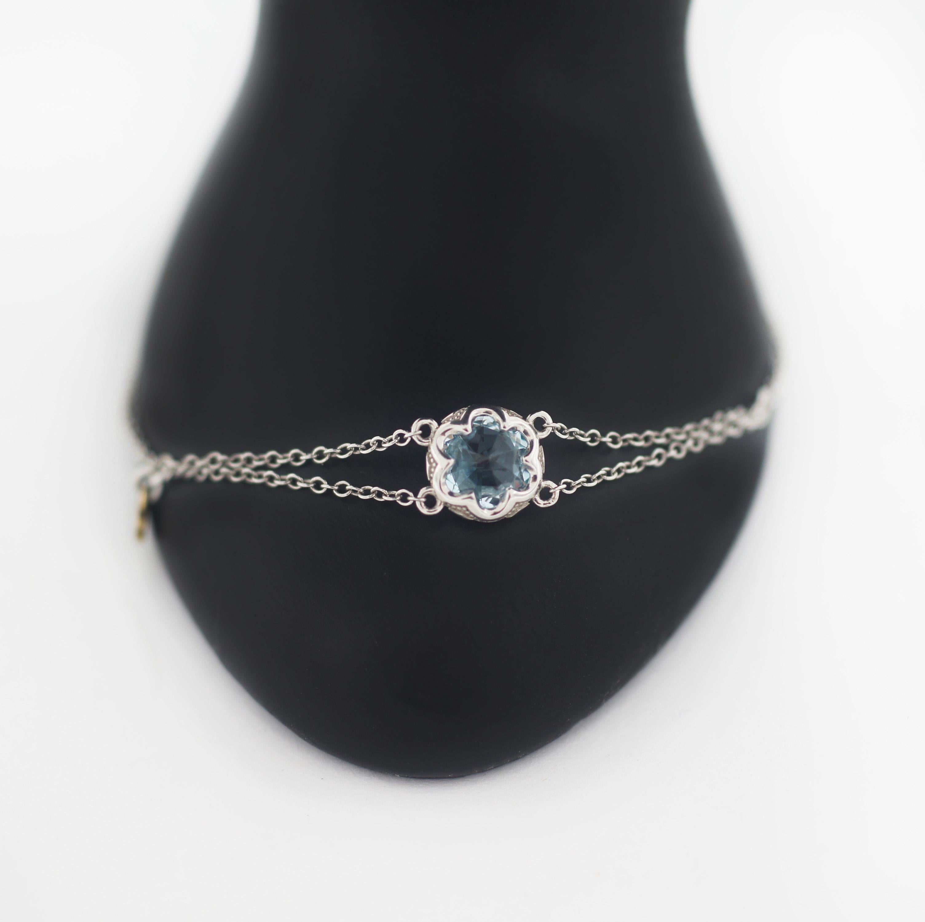 TACORI
Sonoma Kies
Style # SB20002
Beautiful Sky Blue Topaz gemstone is enveloped in a silver reverse crescent embrace and linked to the rest of the bracelet with two silver link chains on opposite ends. The petite split chain bracelet crafted from