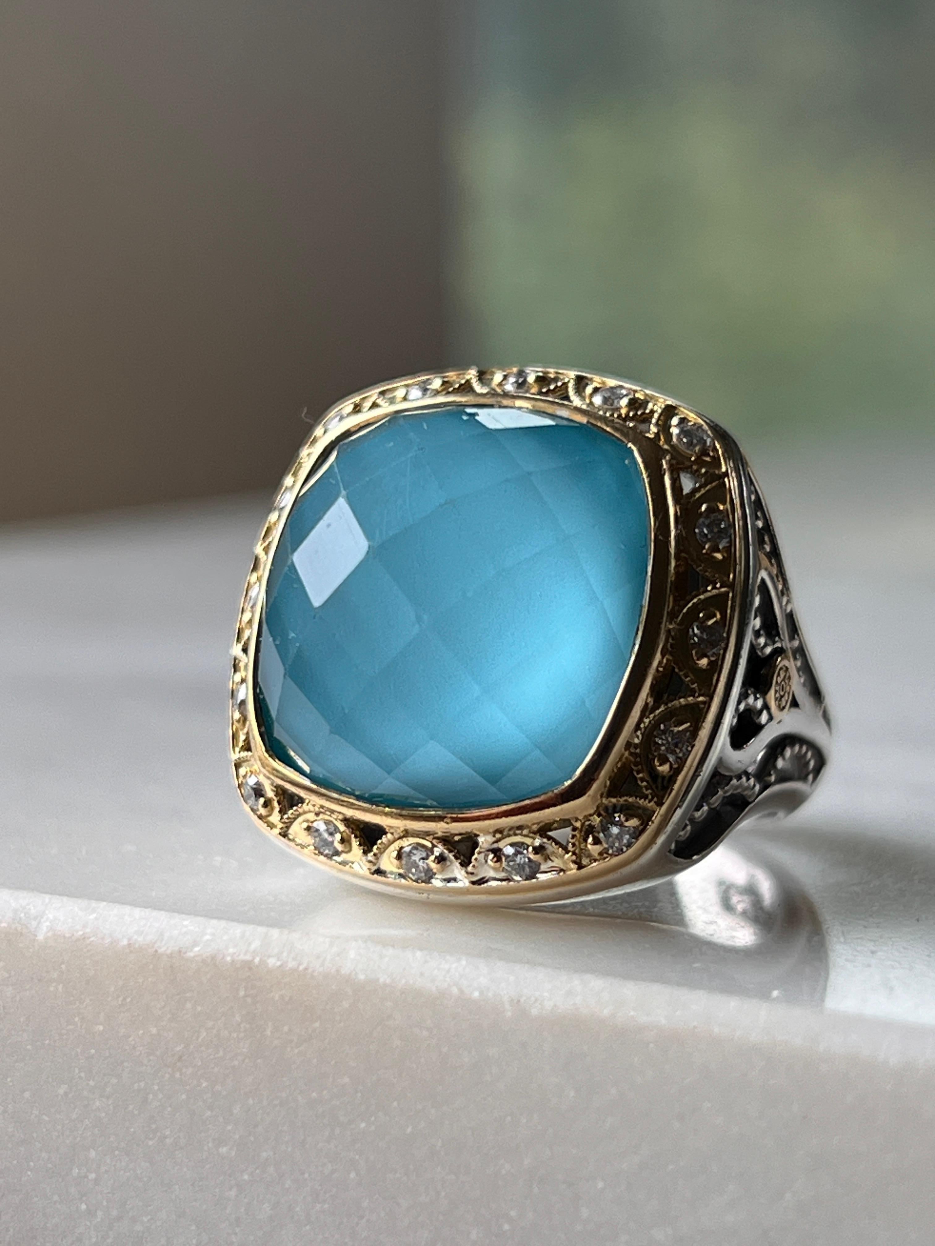 Une bague cocktail contemporaine Tacori Barbados Blue en turquoise, quartz et diamant, présentant un quartz clair taille coussin superposé à une turquoise néolite - le doublet signature de Tacori qui crée une profondeur de couleur et une brillance