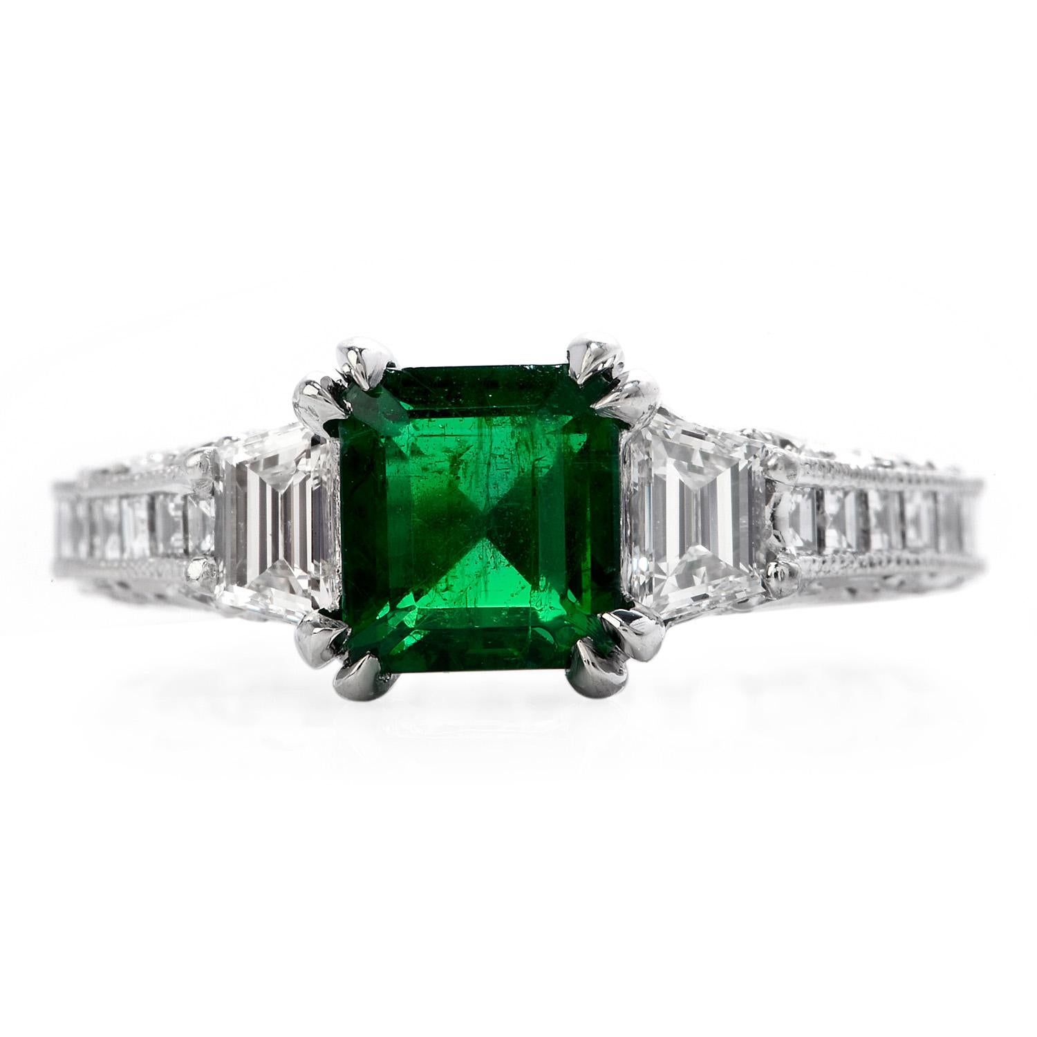 Dieses Tacori-Stück im Eternity-Design mit GRS-zertifiziertem Smaragd und Diamanten ist eine exquisite Anschaffung.

Gefertigt aus massivem, schwerem Platin, ziert das Zentrum ein GRS-zertifizierter sambischer Smaragd, mit geringer Behandlung, in