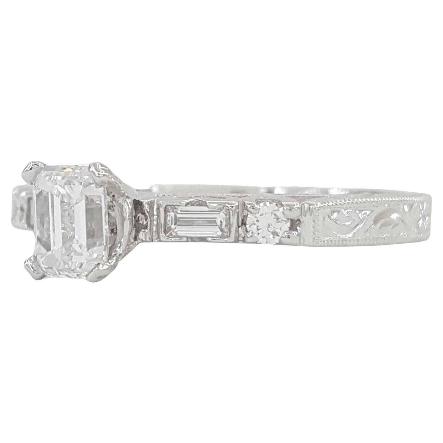 Tacori Smaragdschliff Diamant Verlobungsring
0,66 ctw  Platin  GIA zertifiziert

Ein eleganter und raffinierter Verlobungsring von Tacori, exquisit in Platin gefertigt und mit einem zeitlosen Design. In seinem Zentrum befindet sich ein natürlicher