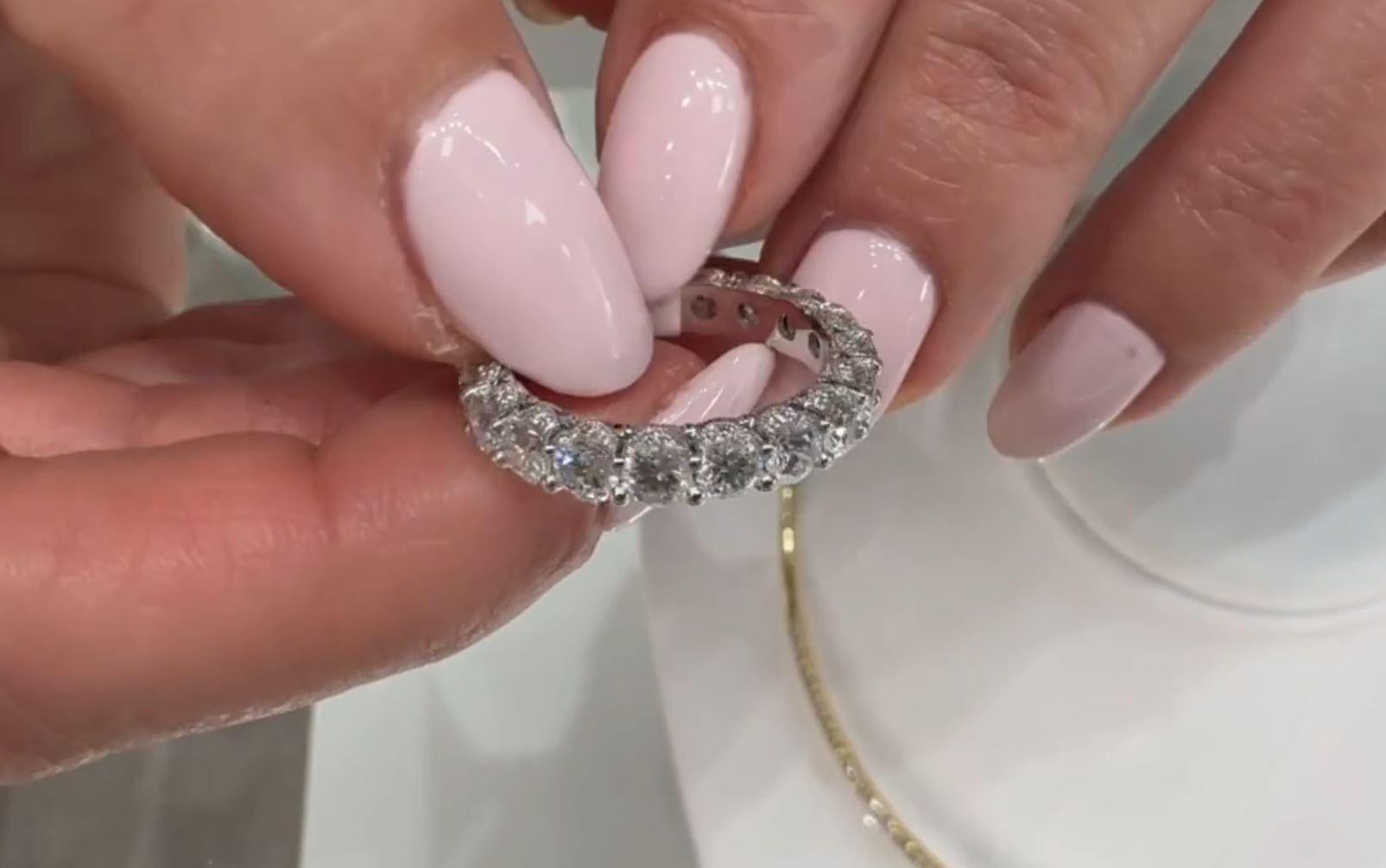 Tacori HT2632 18k White Gold Eternity Ring with Round Diamonds 3.20 Carats G/VS For Sale 2