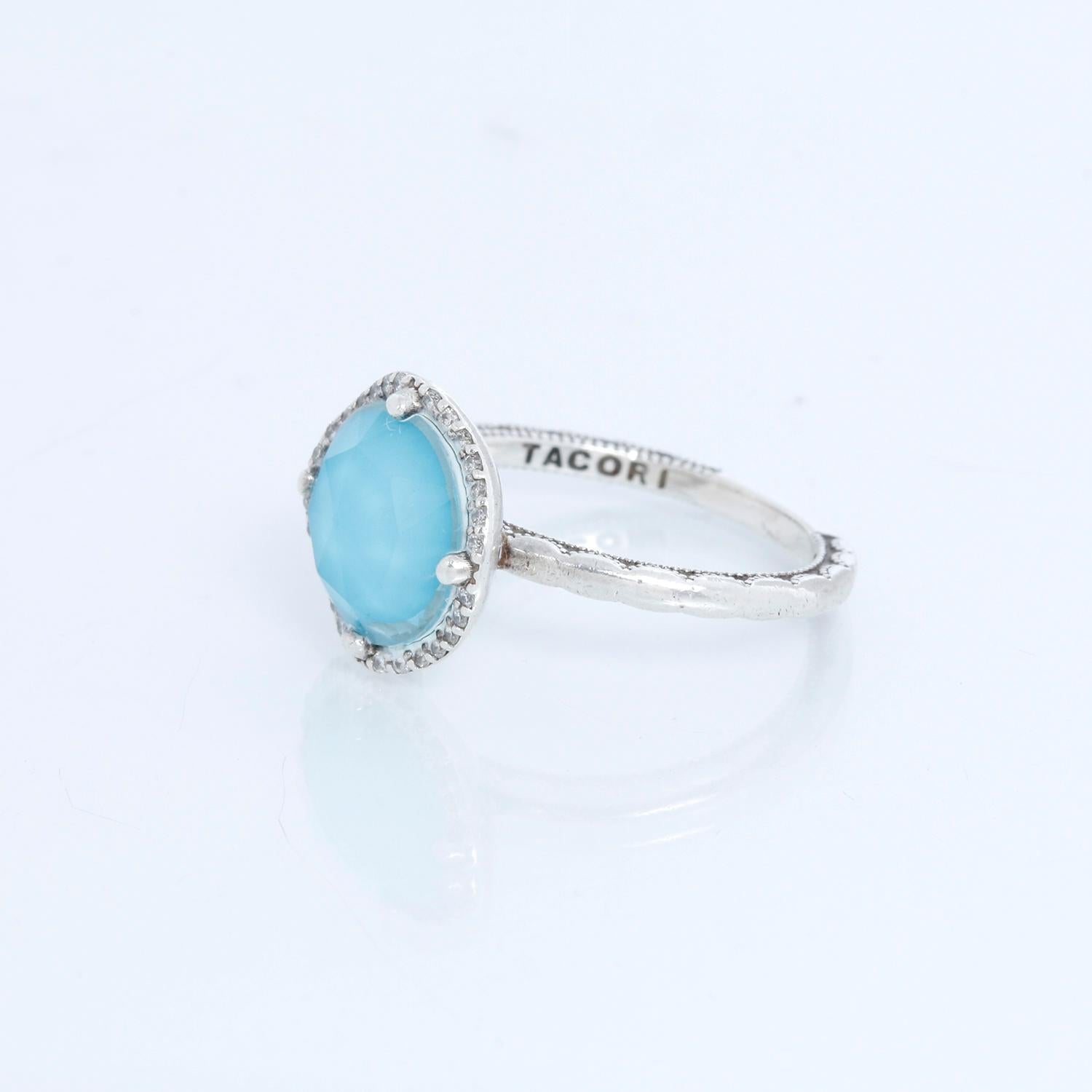 Tacori Neolite Turquoise Crescent Bezel Ring Größe 6.5 - Ein klarer Quarz über Neolite Turquoise Edelstein ist in halbmondförmige Silberkörbe eingefasst. Abgerundet mit einem Tacori-Edelsteinsiegel aus Gelbgold ist dieser Ring das nächste