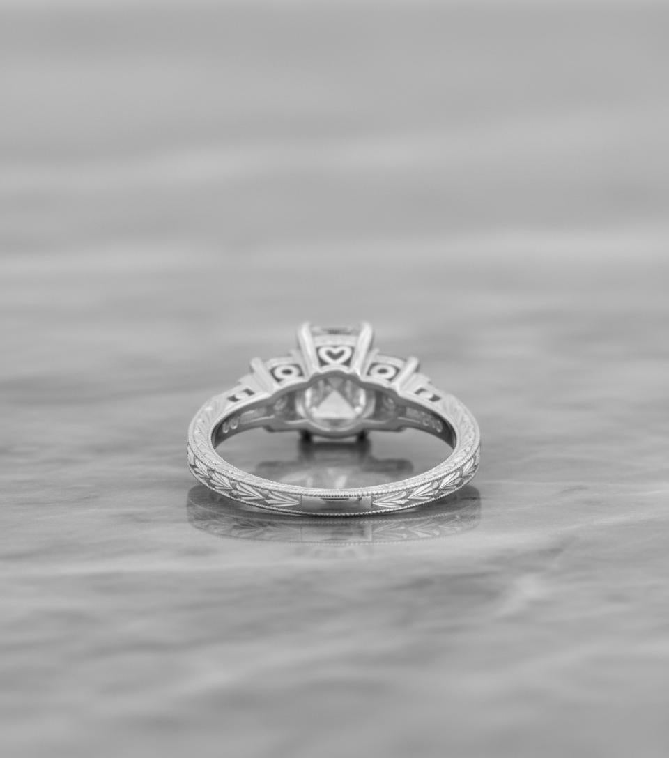 Tacori Anillo de Compromiso de Platino y Oro Amarillo de 18 K Semimontura Redonda de Tres Piedras en venta 1