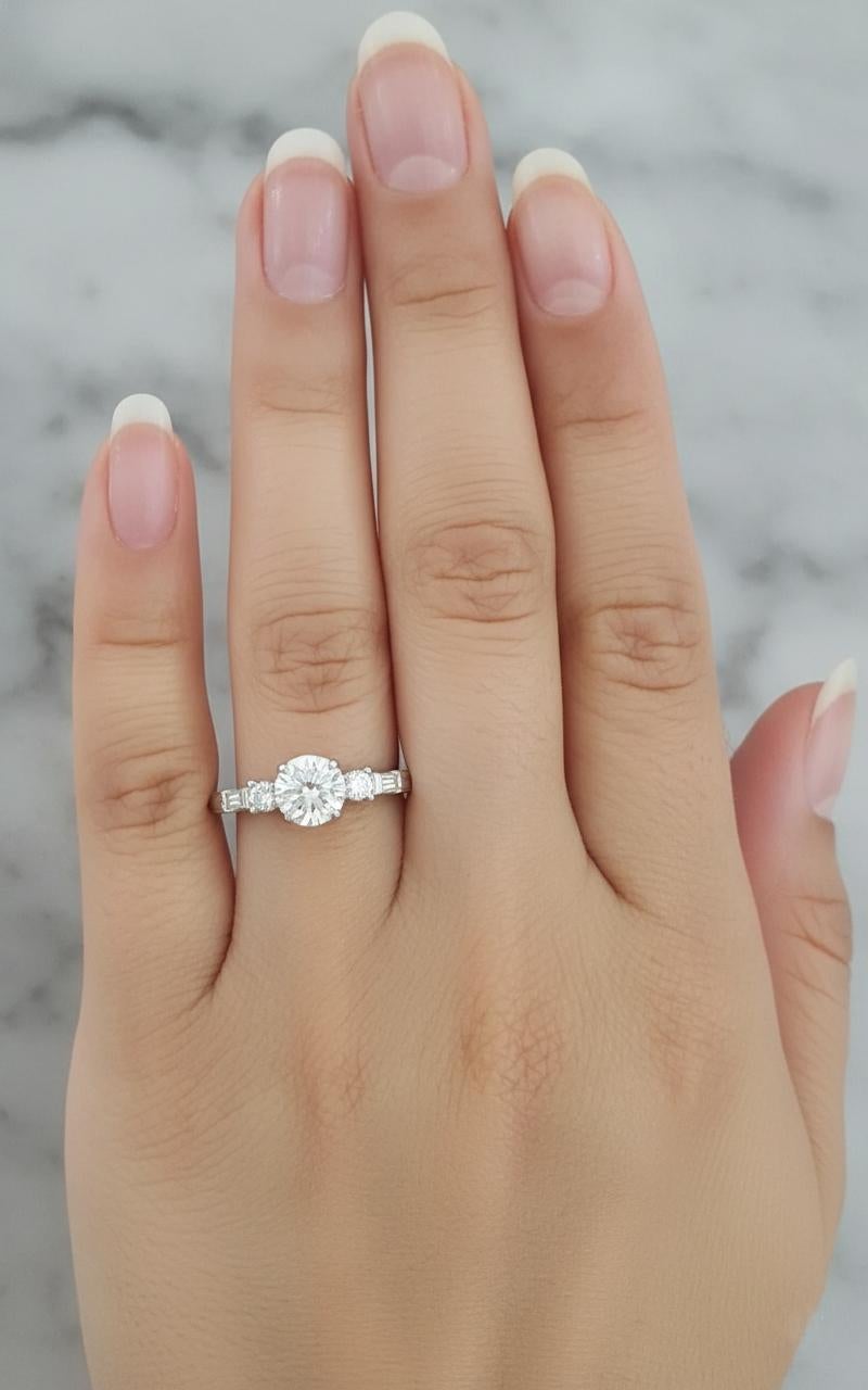 Tacori Anillo de Compromiso de Platino y Oro Amarillo de 18 K Semimontura Redonda de Tres Piedras en venta 2