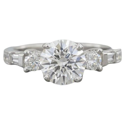 Tacori Anillo de Compromiso de Platino y Oro Amarillo de 18 K Semimontura Redonda de Tres Piedras en venta