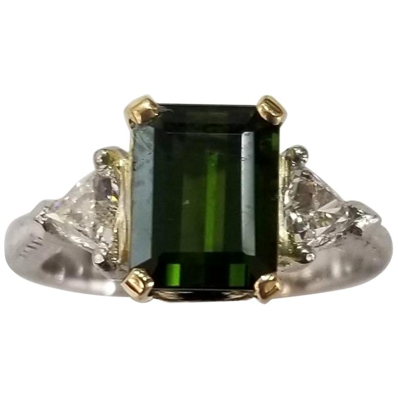 Bague "Tacori" en platine avec une belle tourmaline verte et 2 diamants sur le côté