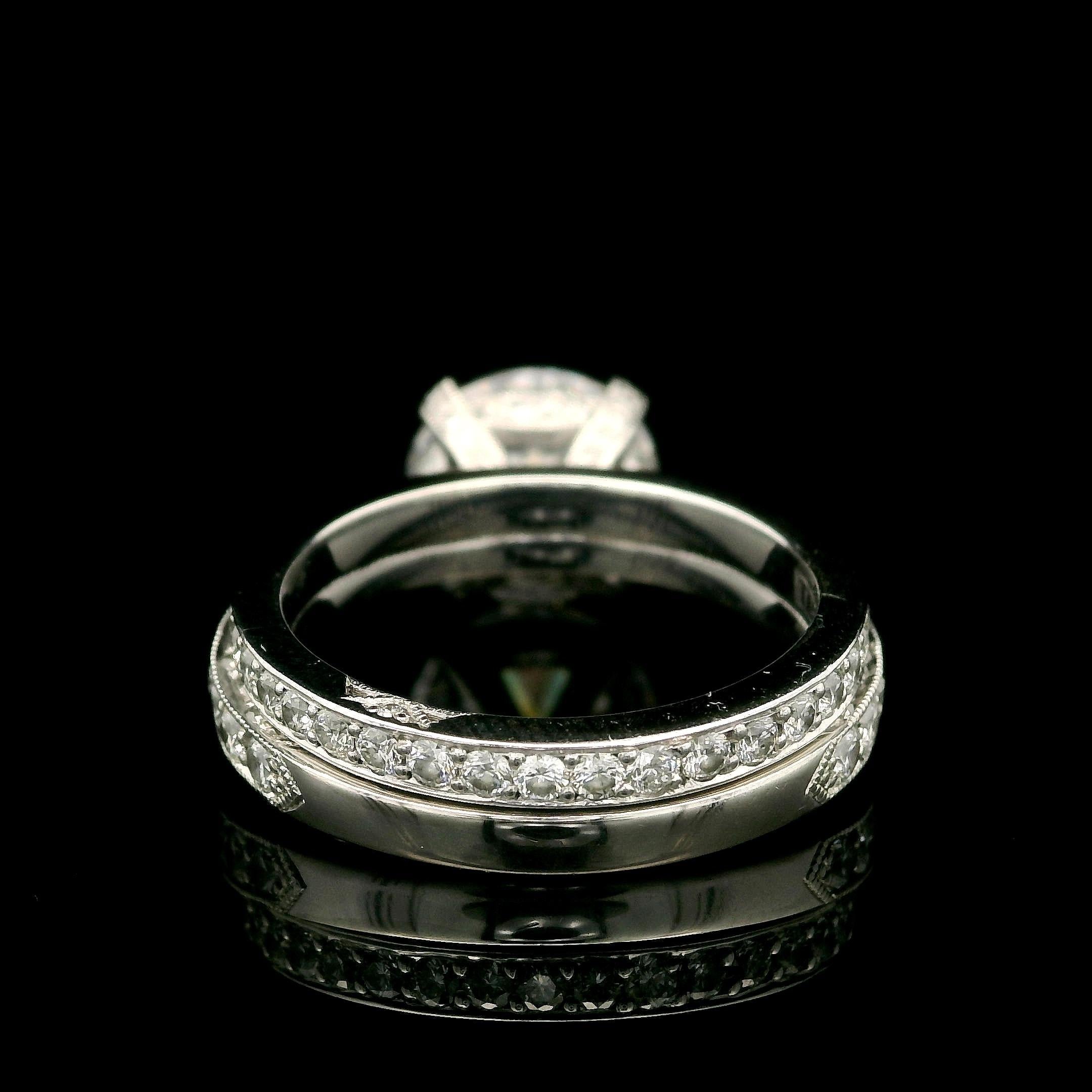 --Beide zusammen--
--Töne:--
1 kubischer Zirkon - runder Brillantschliff - Zackenfassung - Farbe Weiß - Reinheit SI1 - ca. 9,4 mm.
110 natürliche echte Diamanten - runder Brillantschliff - Zackenbesatz - Farbe G/H - Reinheit VS1/VS2 - ca.