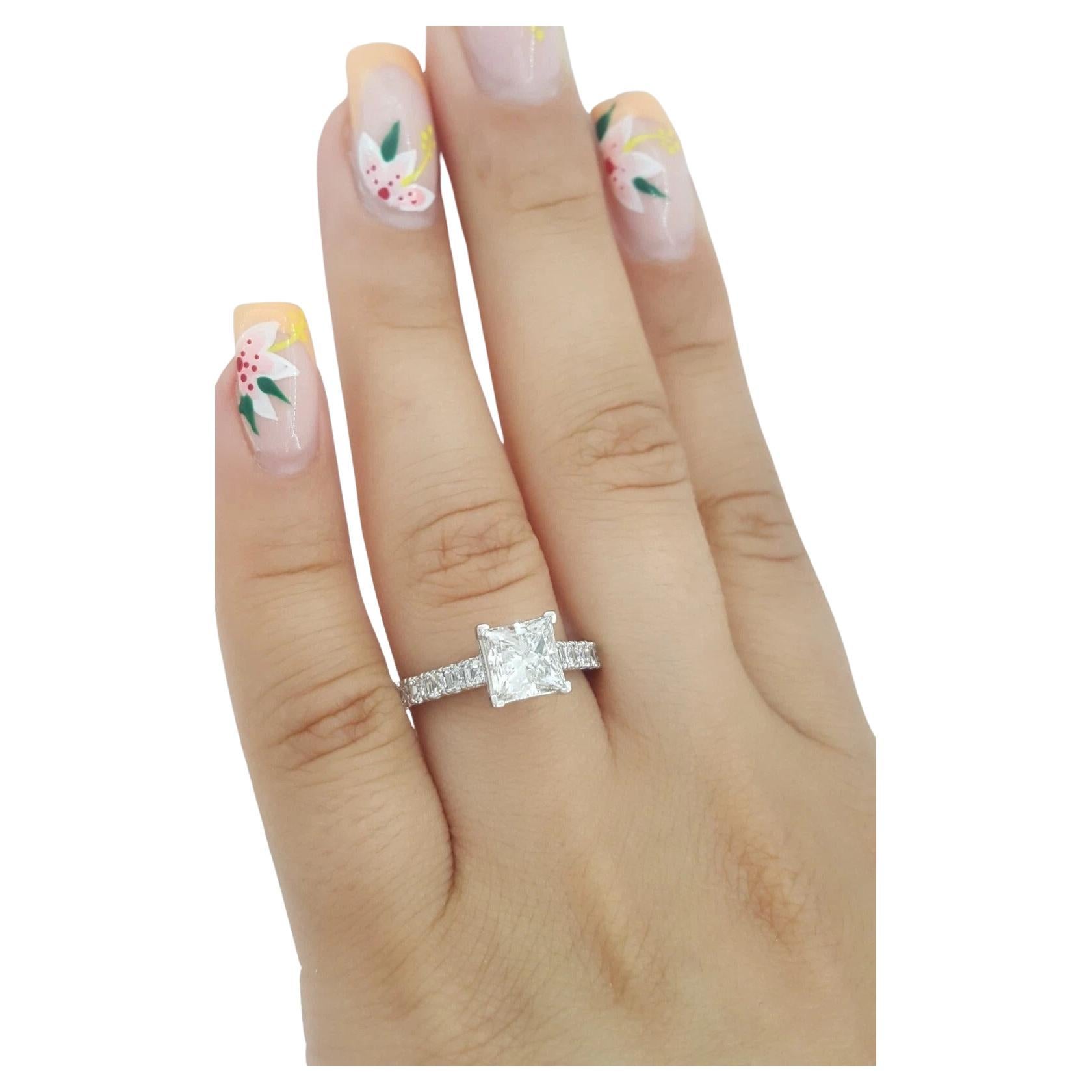 Tacori 35-25PR65 2,64 ctw Princess Cut Diamond Clean Crescent Verlobungsring in 18K Weißgold.



Der Verlobungsring wiegt 4,7 Gramm, Größe 6,5, der Mittelstein ein 1,69 ct Natural  Diamant im Princess-Schliff, Farbe I, Reinheit VS1, hervorragender