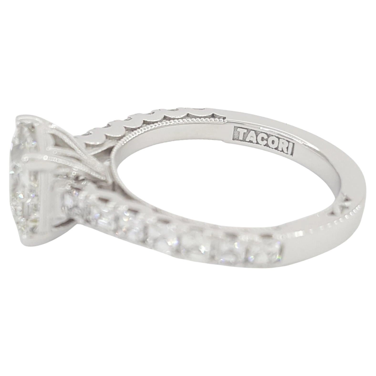 Tacori Verlobungsring mit Diamant im Prinzessinnenschliff und sauberer Mondsichel (Carréschliff) im Angebot