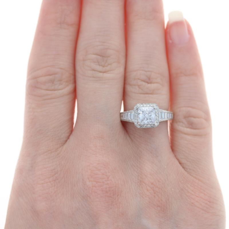 Verkaufspreis: $7.950

Größe: 6 1/2

Marke: Tacori
Design/One: Umgekehrte Mondsichel
Stilnummer: HT2531

Metallgehalt: Platin

Informationen zu Stein
Kubischer Zirkon (Platzhalter Solitär)
Farbe: Klar
Größe: 6 mm (quadratisch)

Natürliche
