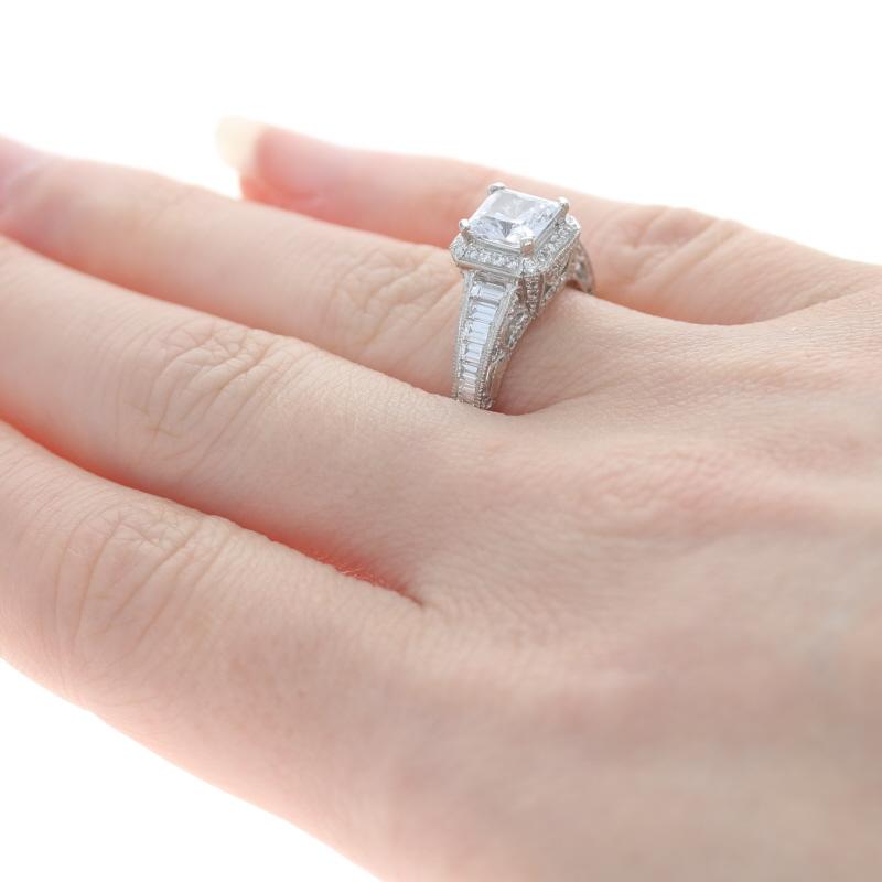 Tacori Verlobungsring mit umgekehrtem Halbmond-Halo aus Platin HT2531 im Zustand „Neu“ in Greensboro, NC