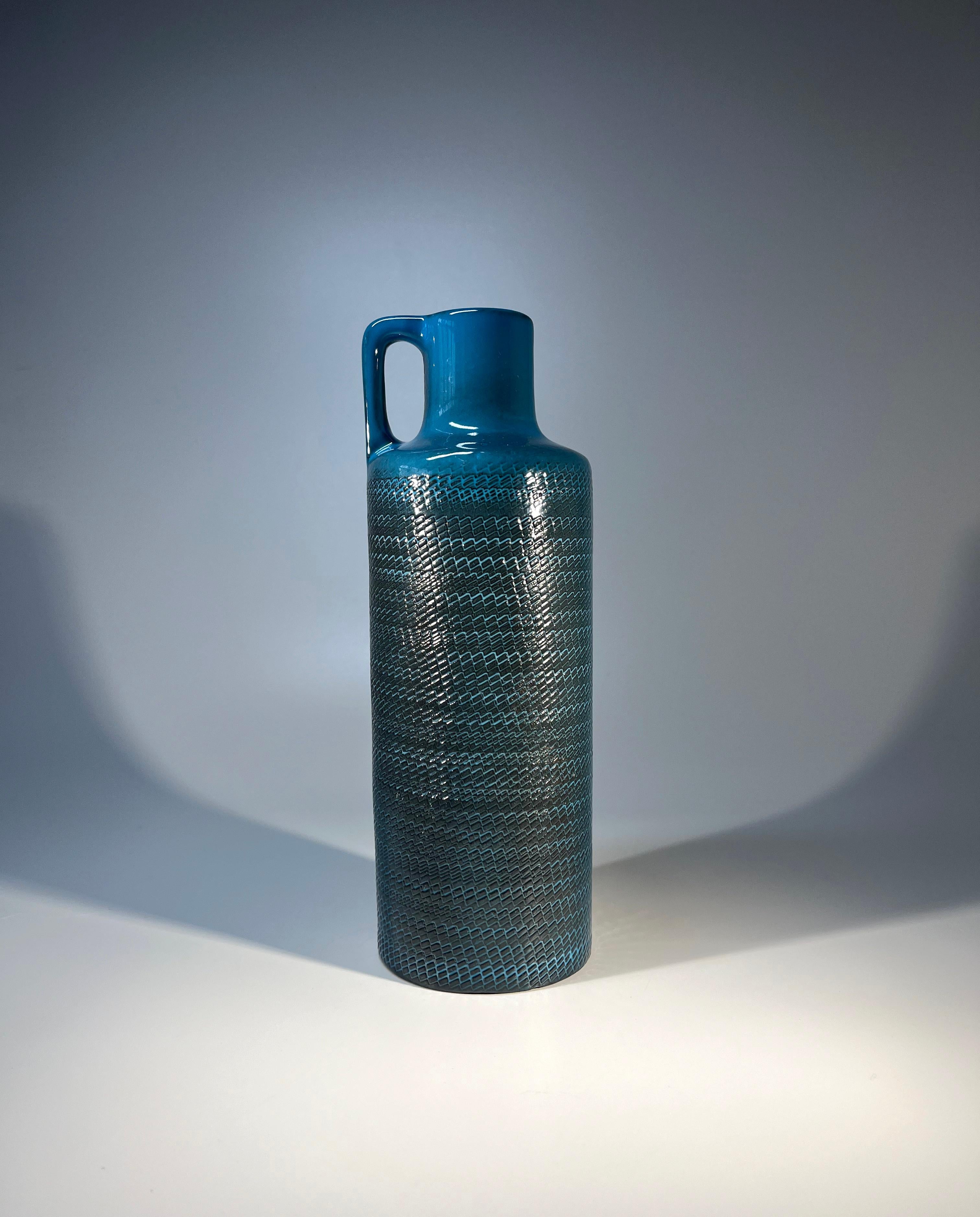 Tief türkisblaue, schlichte, glasierte Vase aus Steingut von Ingrid Atterberg für Upsala-Ekeby of Sweden
Teil der Bris-Serie, die in den 1960er Jahren entstand.
Signiert UE, 4330/668 ABG auf Sockel
Höhe 7,9 Zoll, Durchmesser 2,75 Zoll
Guter Zustand.