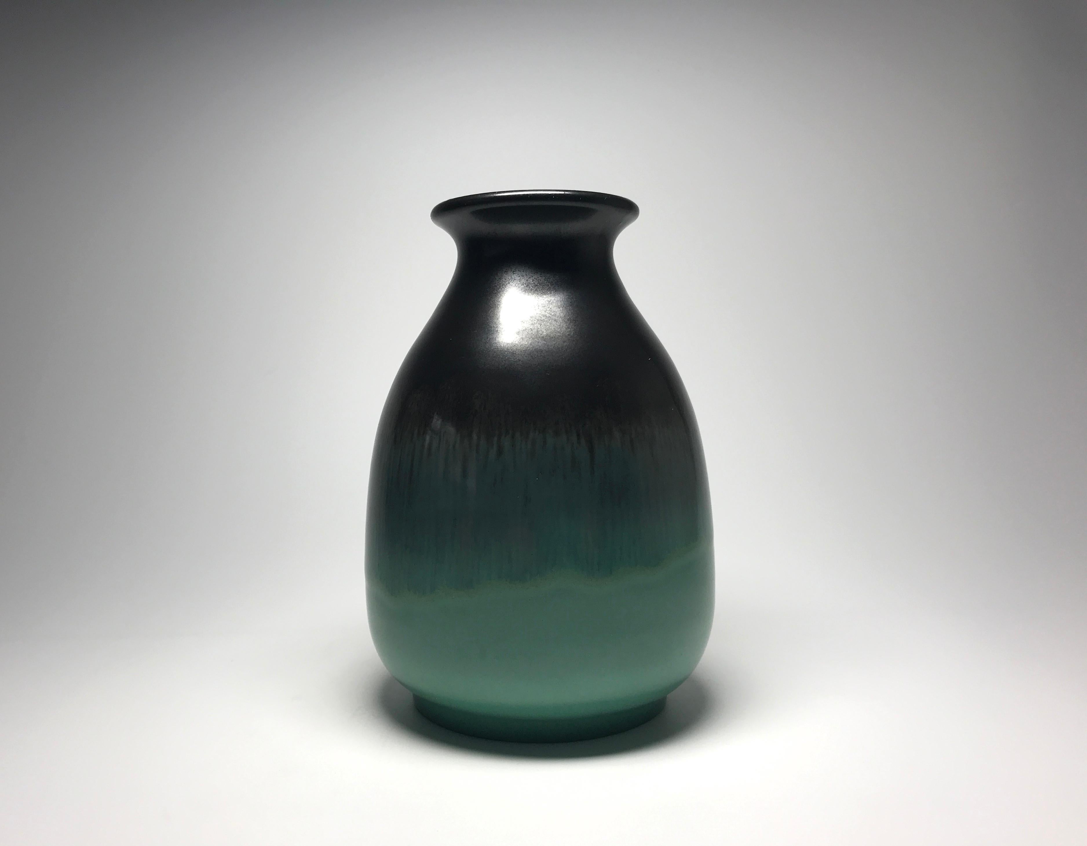 Tactile, smooth to the touch and understated stoneware glazed vase by Vicke Lindstrand for Upsala Ekeby of Sweden
a super vase with a sublime glaze inside and out,
circa 1940's
Signed UE, 150B Sweden to base
Measures: Height 5.5 inch, diameter 3.5