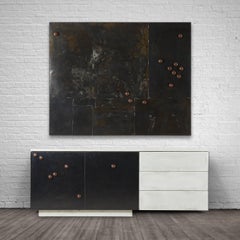 Anrichte „C-210 Protrusions“ aus Nussbaumholz, geschwärzter Stahl, Gussbeton