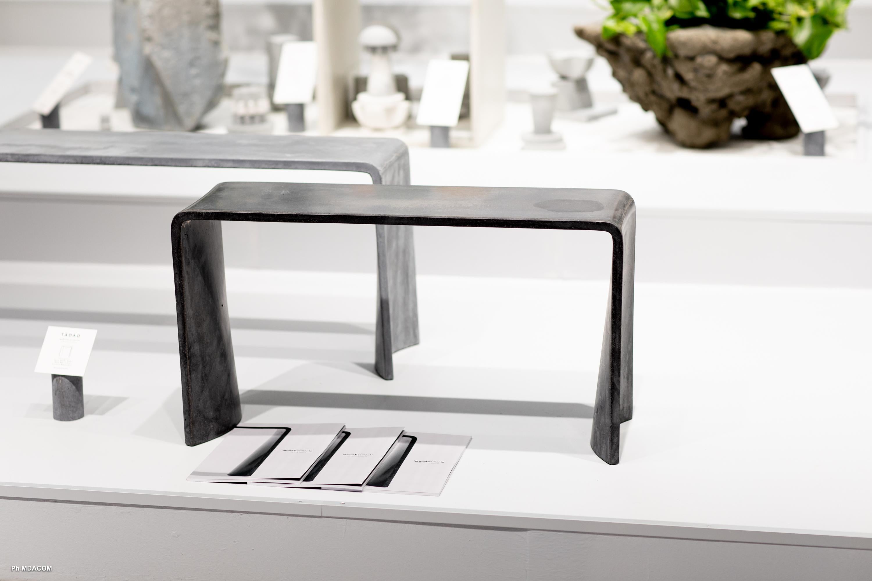 italien 21st Century Concrete Contemporary Side Table, Dark Grey Glossy Cement (Ciment brillant gris foncé) en vente