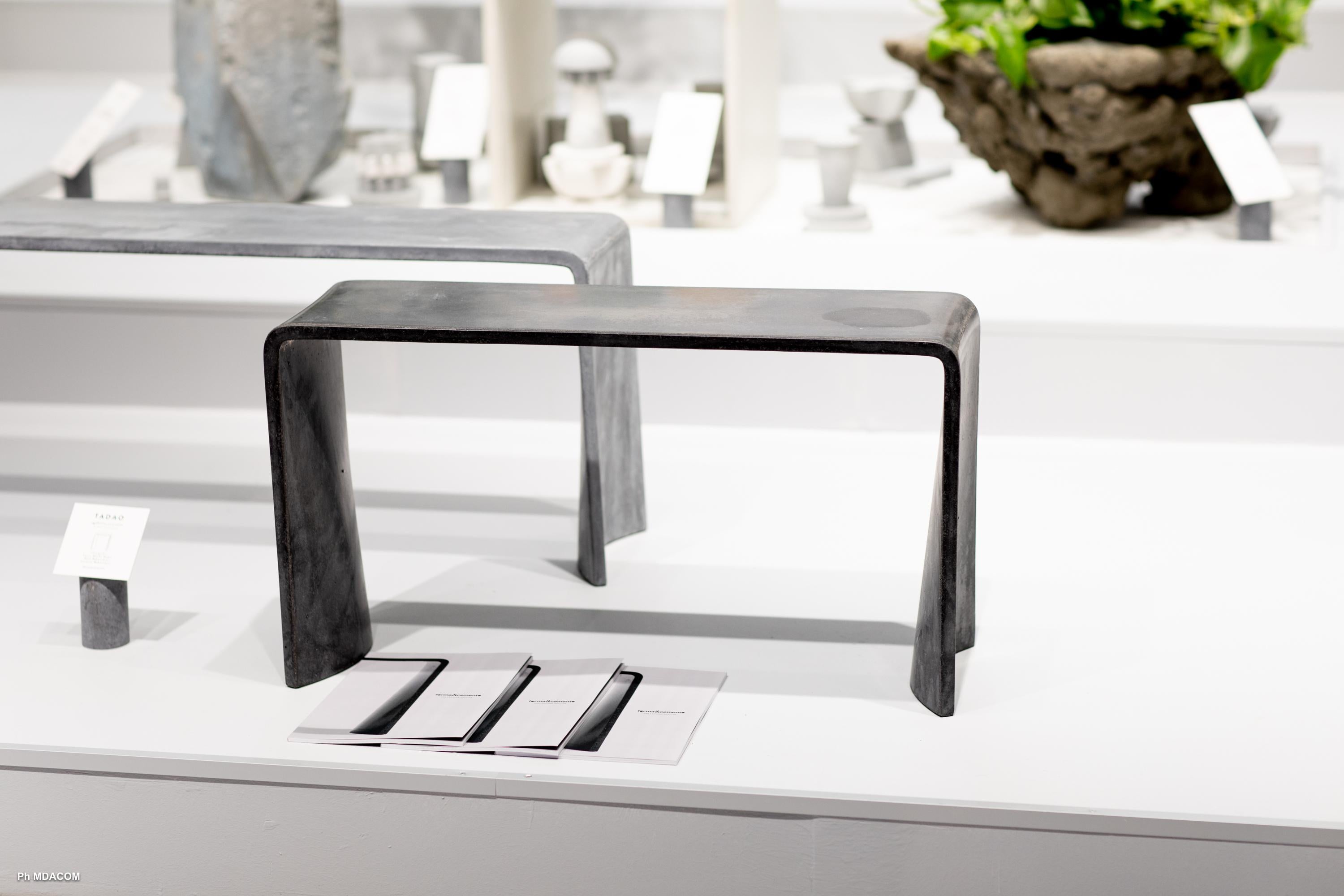 Mesa Auxiliar Contemporánea de Hormigón Siglo XXI, Gris Oscuro Cemento Brillante Moldeado en venta