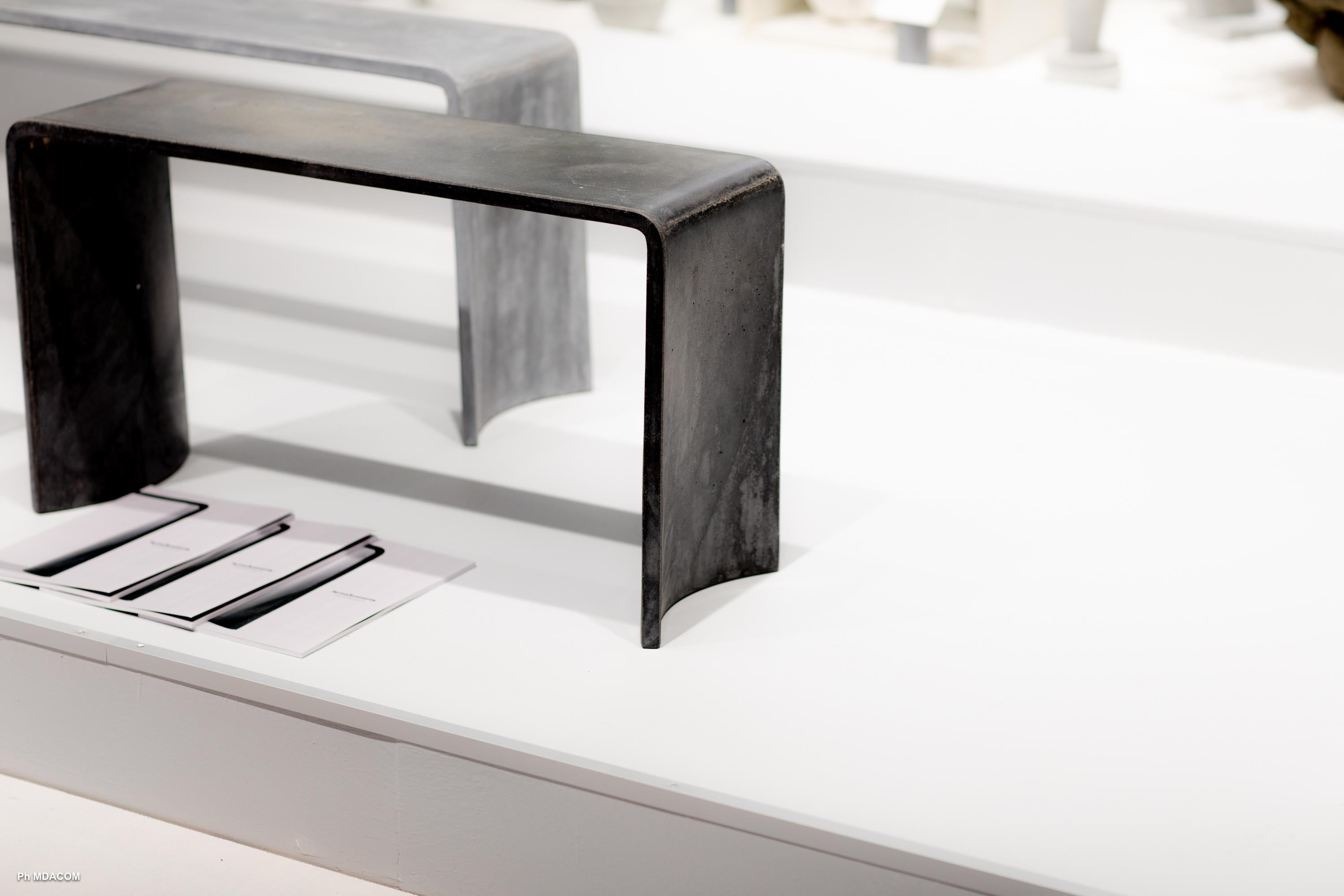 Moulé 21st Century Concrete Contemporary Side Table, Dark Grey Glossy Cement (Ciment brillant gris foncé) en vente