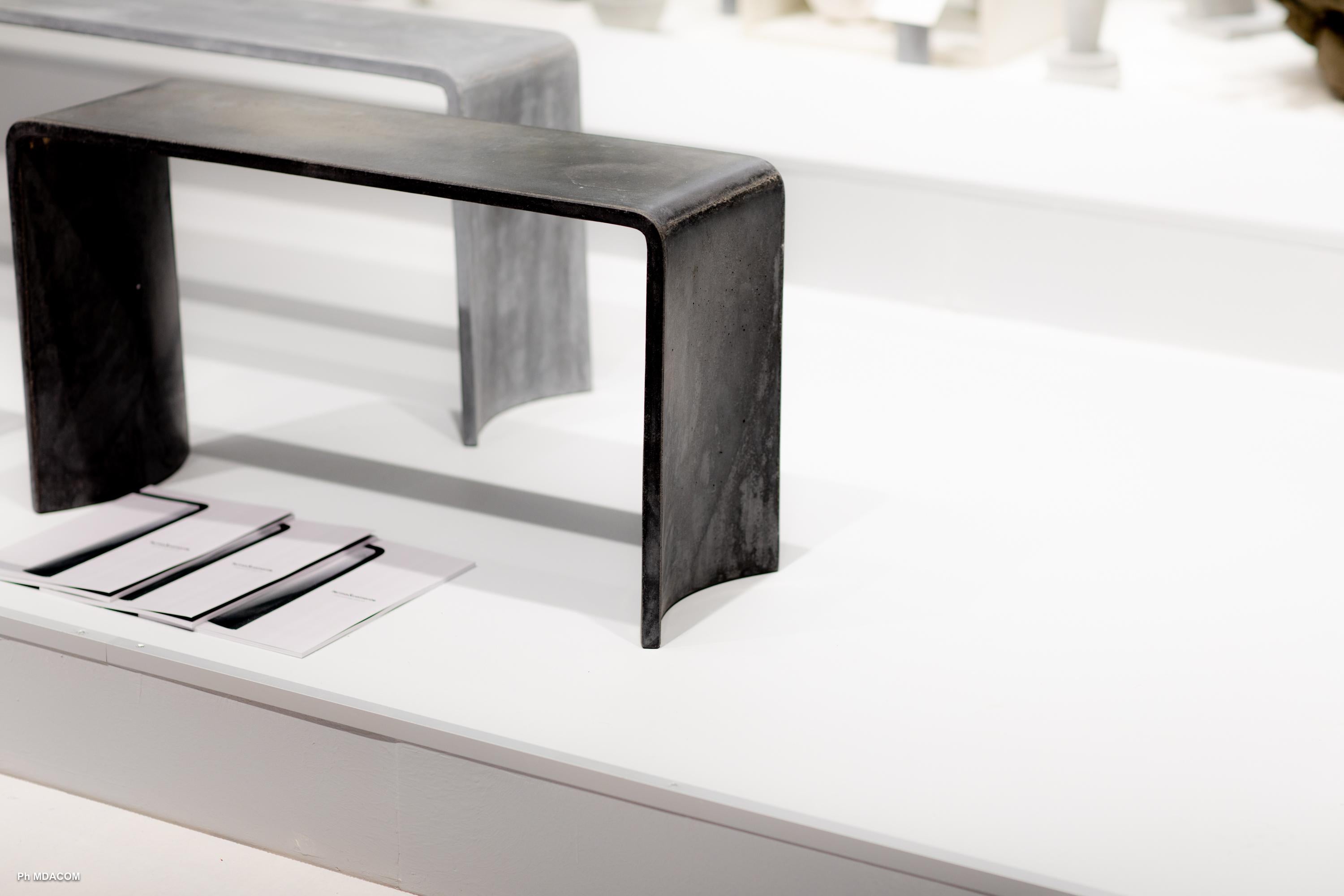 Mesa Auxiliar Contemporánea de Hormigón Siglo XXI, Gris Oscuro Cemento Brillante en Nuevo estado para la venta en Rome, Lazio