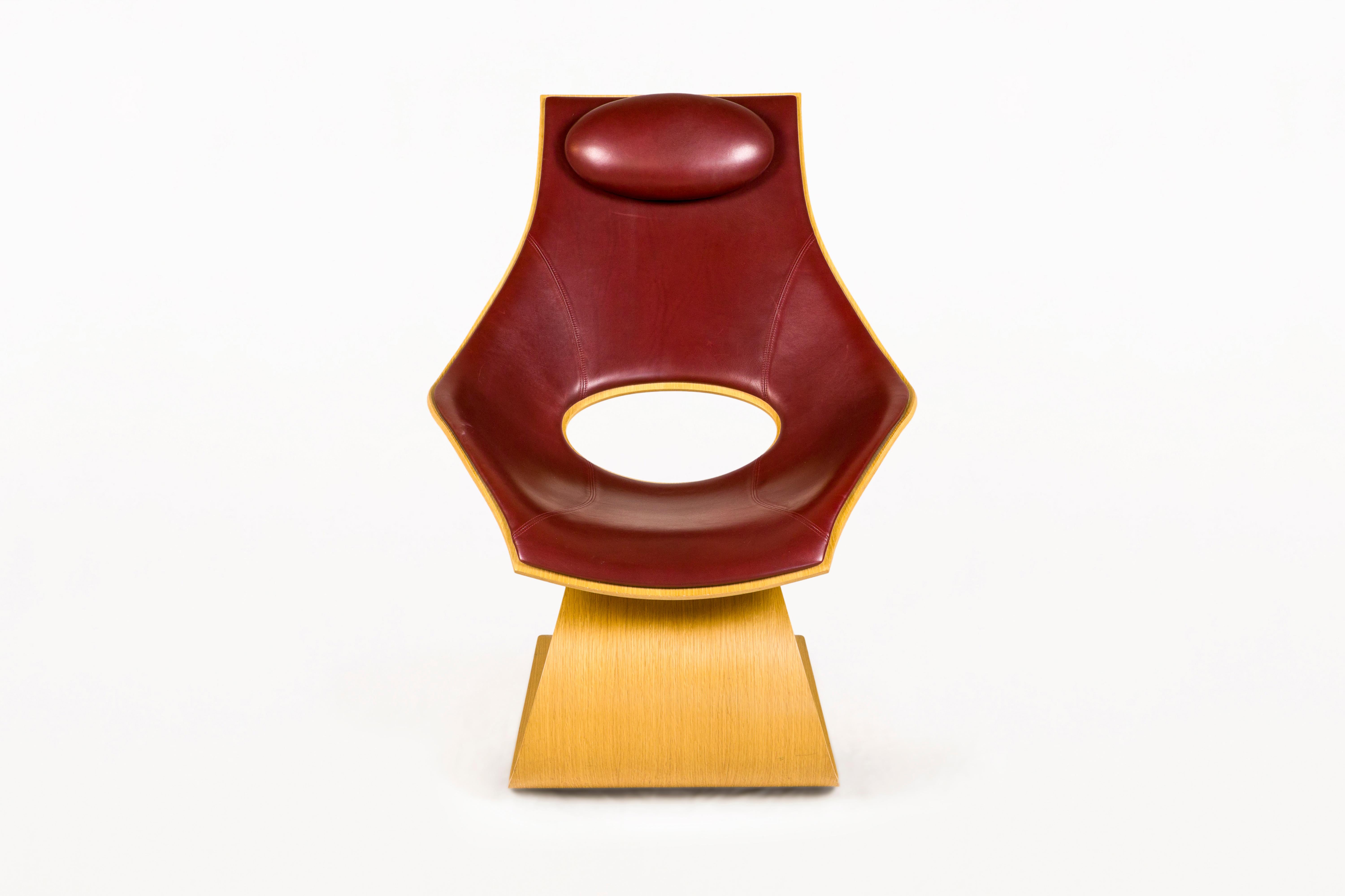 BESCHREIBUNG: Stuhl aus Eichenfurnier,  mit Lederbezug und einem kleinen, entspannenden Nackenkissen.  Sehr dekoratives Stück.
Entworfen von Ando Tadao für Carl Hansen & Son.
Nummeriert und signiert vom Künstler auf der Eintrittskarte.

ZUSTAND: