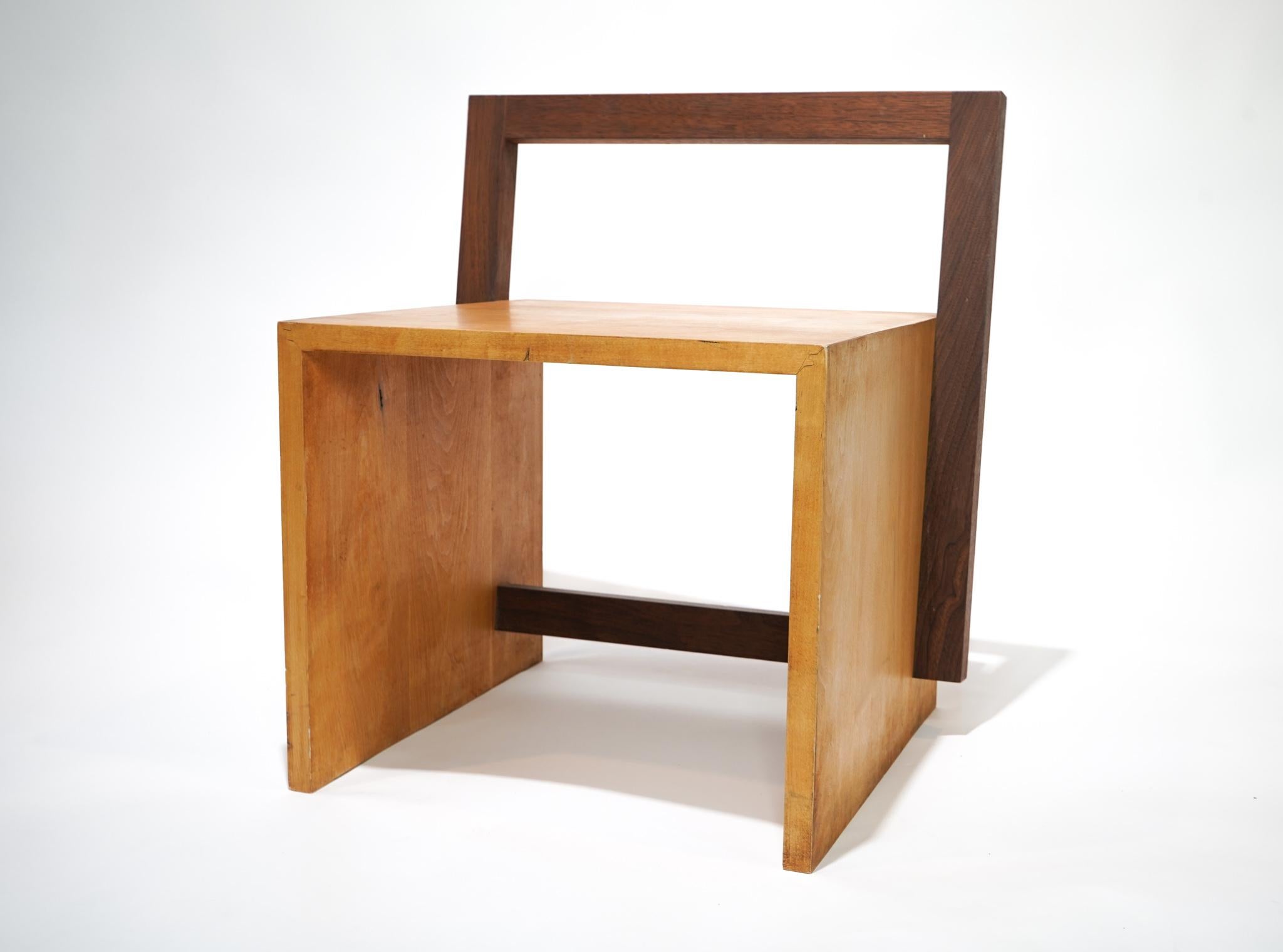 Minimalistischer Loungesessel aus Holz von Tadao Arimoto. Ein großartiges Beispiel für das Design des japanisch-amerikanischen Meisters der Holzbearbeitung, Tadao Arimoto. Das Design verbindet die minimalistische Geometrie und die organische