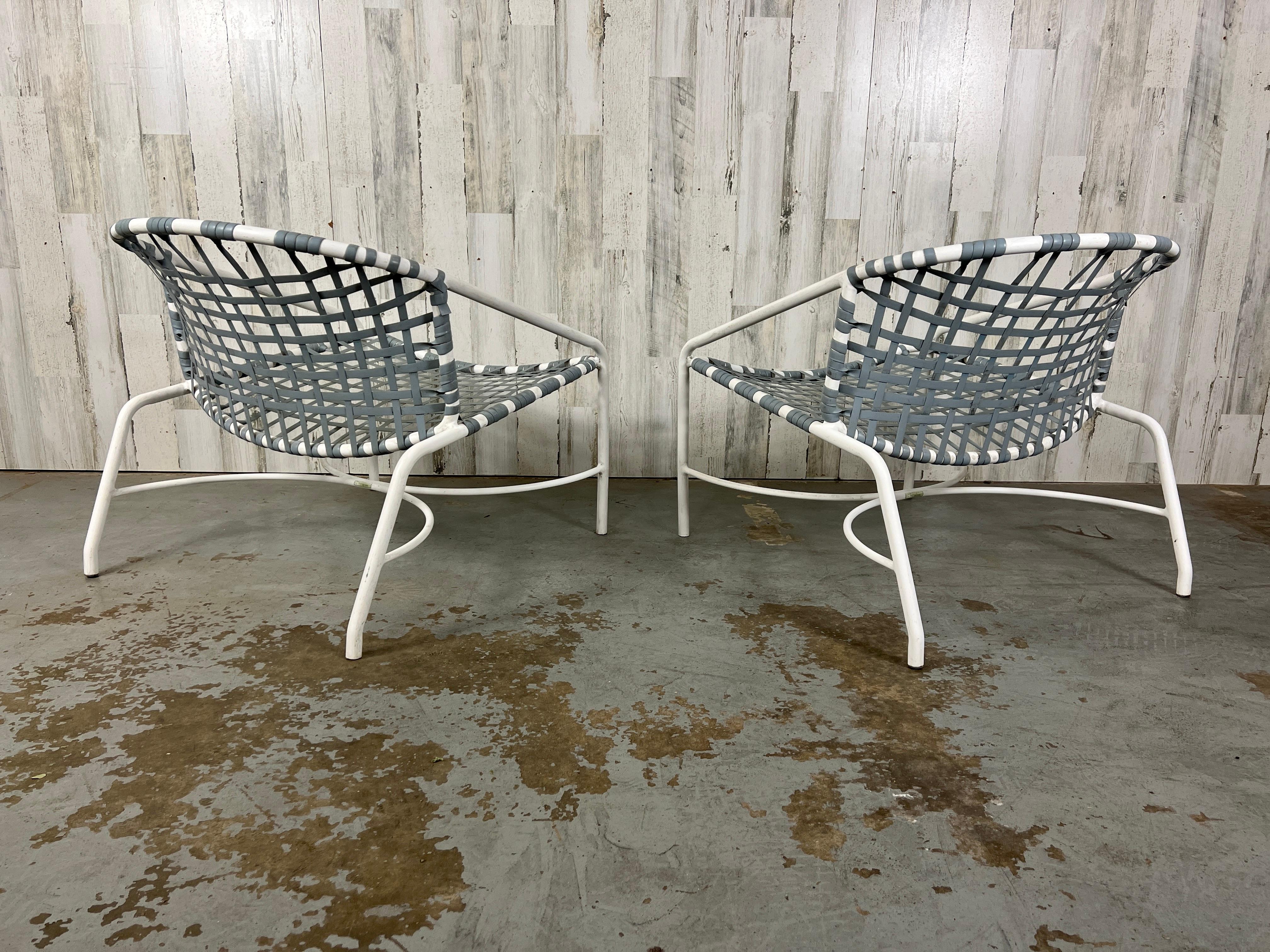 Vintage pair of Tadao Inouye for Brown Jordan Kantan lounge chairs. In original condition featuring white frame and gray vinyl straps.