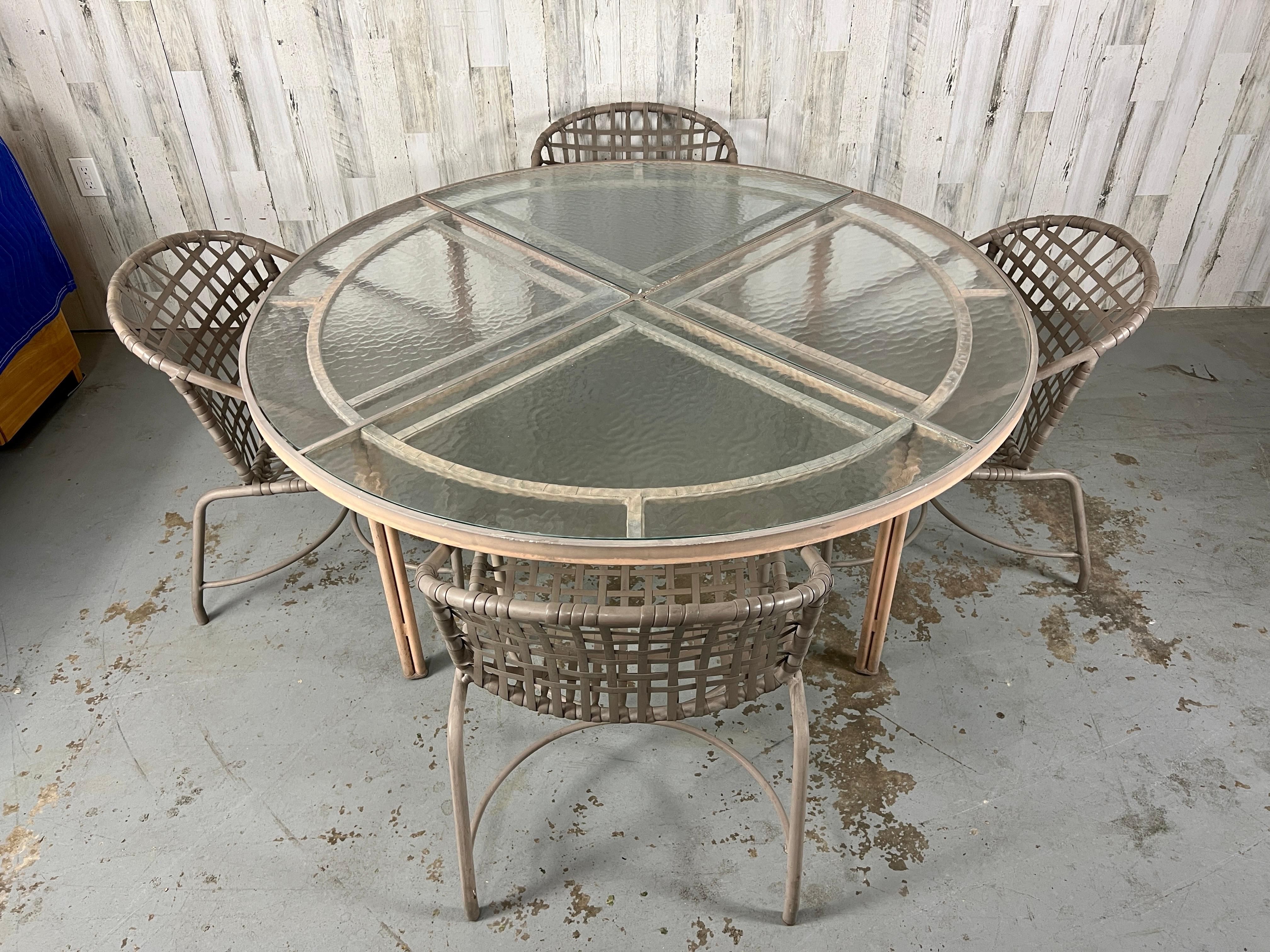 Tadao Inouye pour Brown Jordan Kantan Patio Set. Le plateau en verre peut être démonté en quatre quadrants, et les sangles de la chaise sont en excellent état. Bien que l'ensemble soit fonctionnel, vous pourriez envisager de le faire repoudrer pour