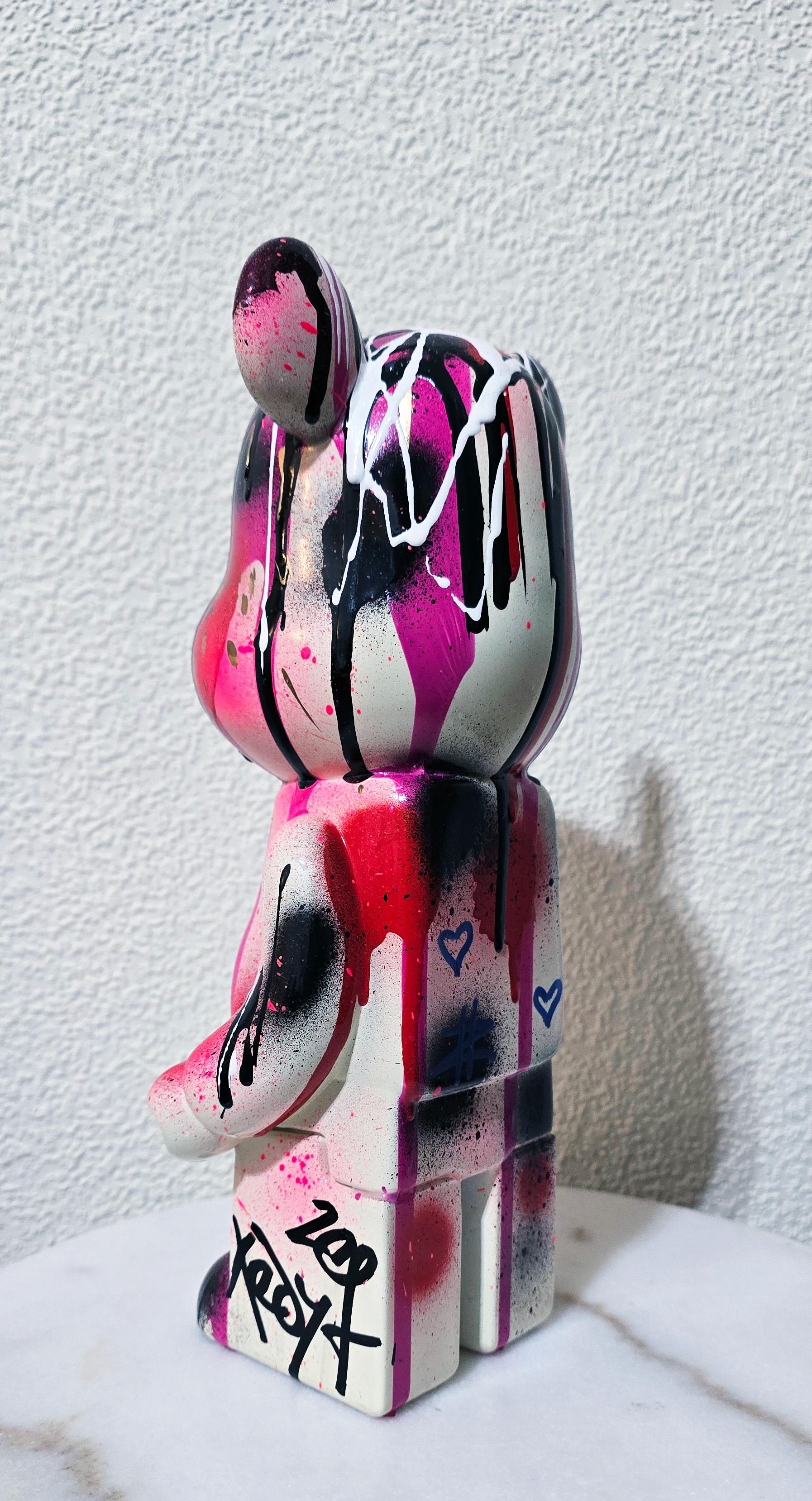 Sculpture originale.

Acrylique, Peinture en aérosol, Émail, Résine, Vernis

Le travail de Tadas Zaicika est amusant et joyeux. Son utilisation d'acryliques, de peintures en aérosol, de marqueurs et de vernis brillant sur des céramiques donne à ses
