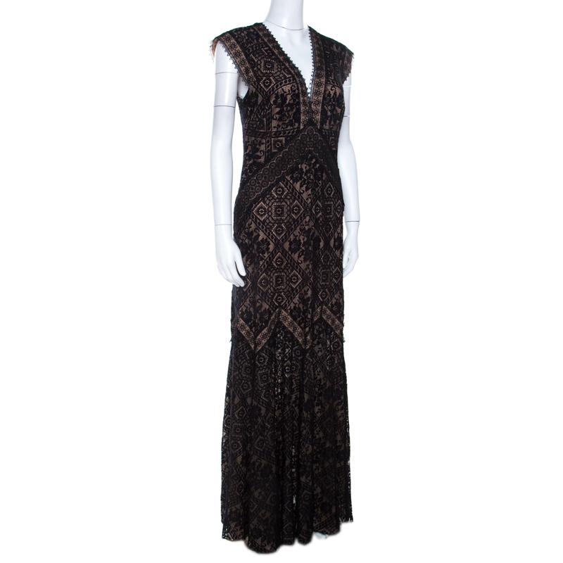 Feminine and beautiful, this Tadashi Shoji ensemble is a true example of the brand's sophisticated designs. This elegant black gown has a comfortable fit and an elegant appeal to suit your evening look needs. Masterfully tailored in blended fabric,