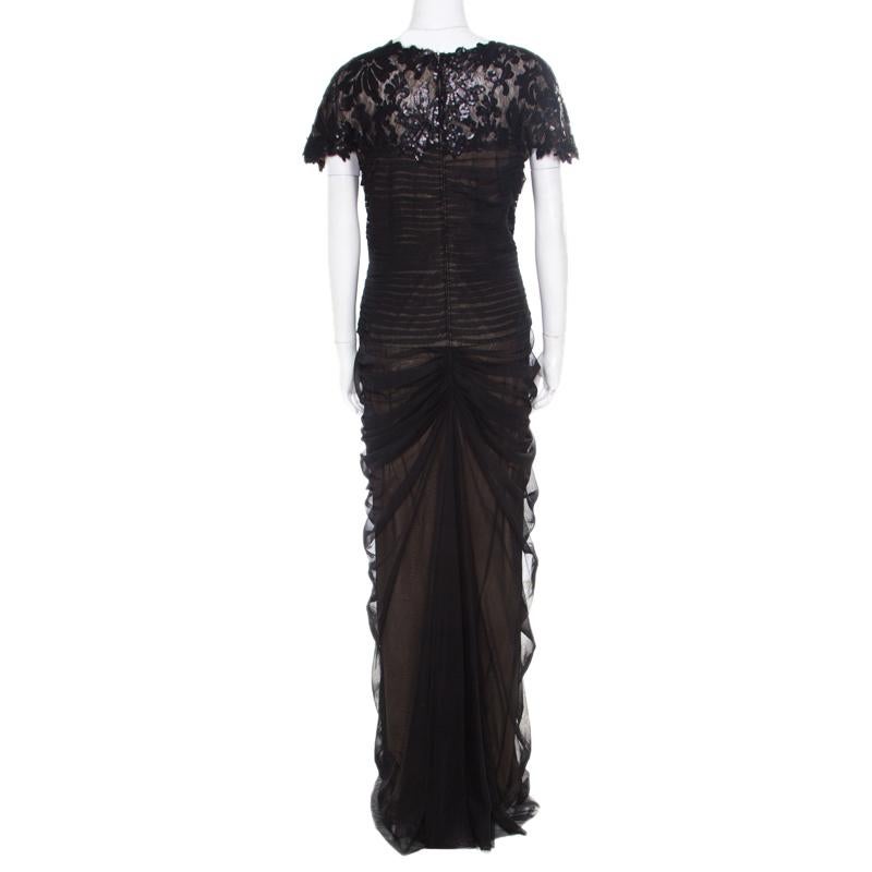 Mit diesem wunderschönen Abendkleid von Tadashi Shoji sind Sie bereit für den besonderen Abend und setzen ein Stil-Statement wie nie zuvor! Die schwarze Kreation besteht aus 100% Polyester und hat eine geraffte Silhouette. Es ist am Mieder und an