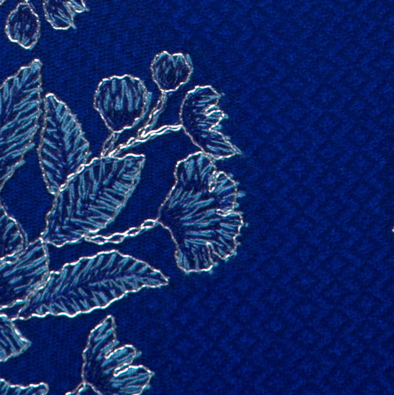 Tadashi Shoji Blaues Matelasse-Kleid mit V-Ausschnitt und bestickter Applique S 2