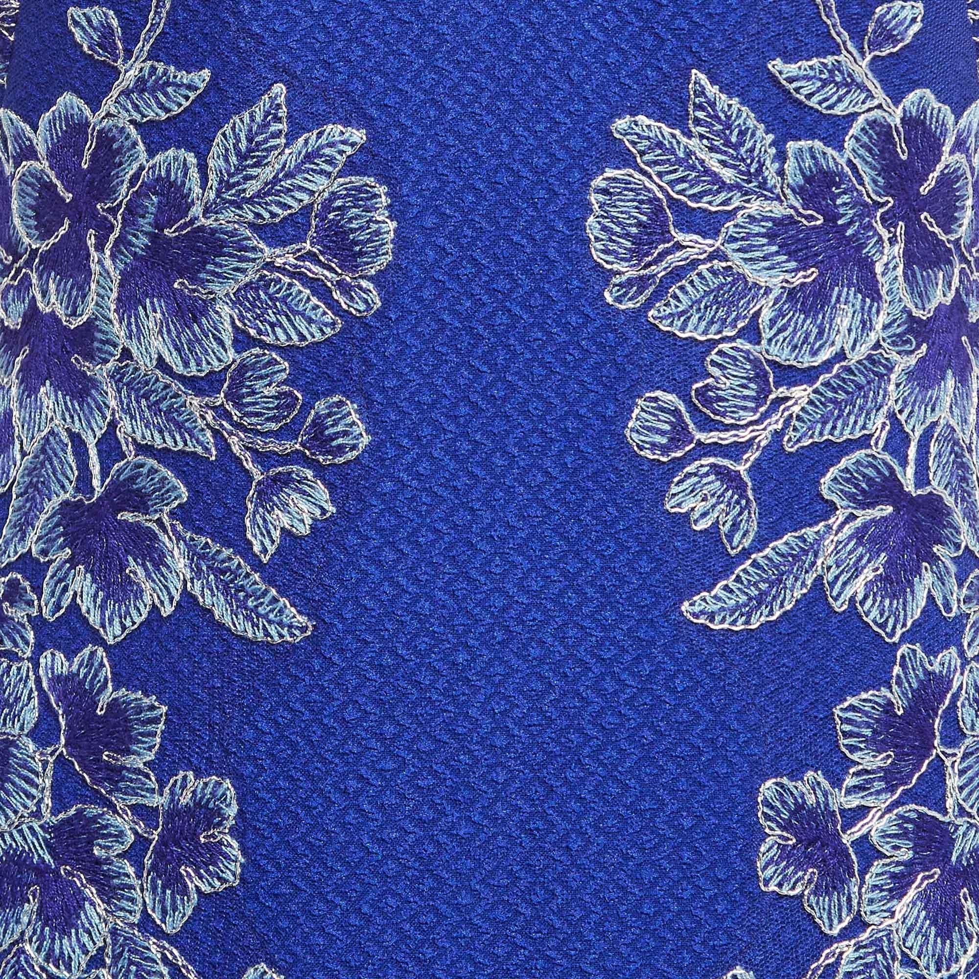 Tadashi Shoji Blue Floral Embroidery Textured Crepe Sleeveless Gown S In New Condition For Sale In Dubai, Al Qouz 2