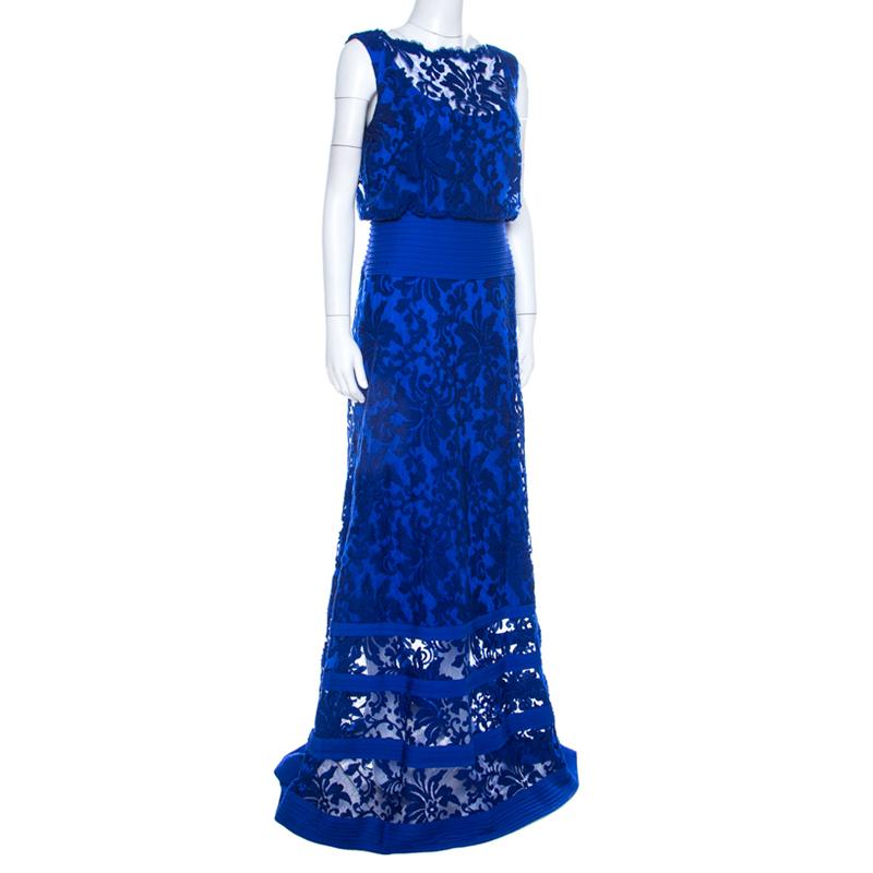 Look dignified when you don this Tadashi Shoji gown. A classic blue creation like this can be effortlessly styled with some statement accessories for a complete look. Masterfully tailored in blended fabric, this ensemble features a feminine design