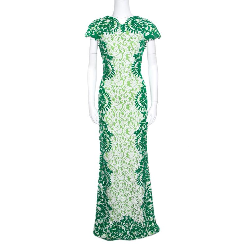 Born to leave you mesmerized, this stunning mermaid gown from Tadashi Shoji radiates true feminine elegance! The green and white creation is made of a blend of fabrics and features a crocheted lace design all over it. It flaunts cap sleeves and