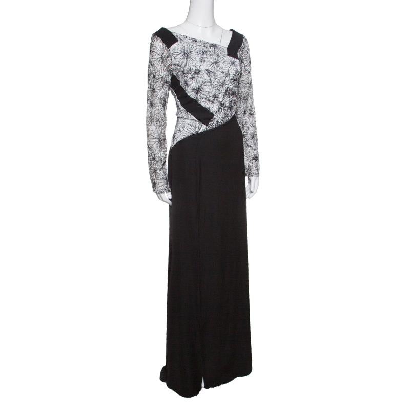 Une allure sophistiquée avec cette robe Tadashi Shoji qui est prête à épater les foules. Fleurie de broderies florales sur les manches longues et le corsage, elle est dotée d'une encolure asymétrique et de panneaux noirs pour vous donner un air