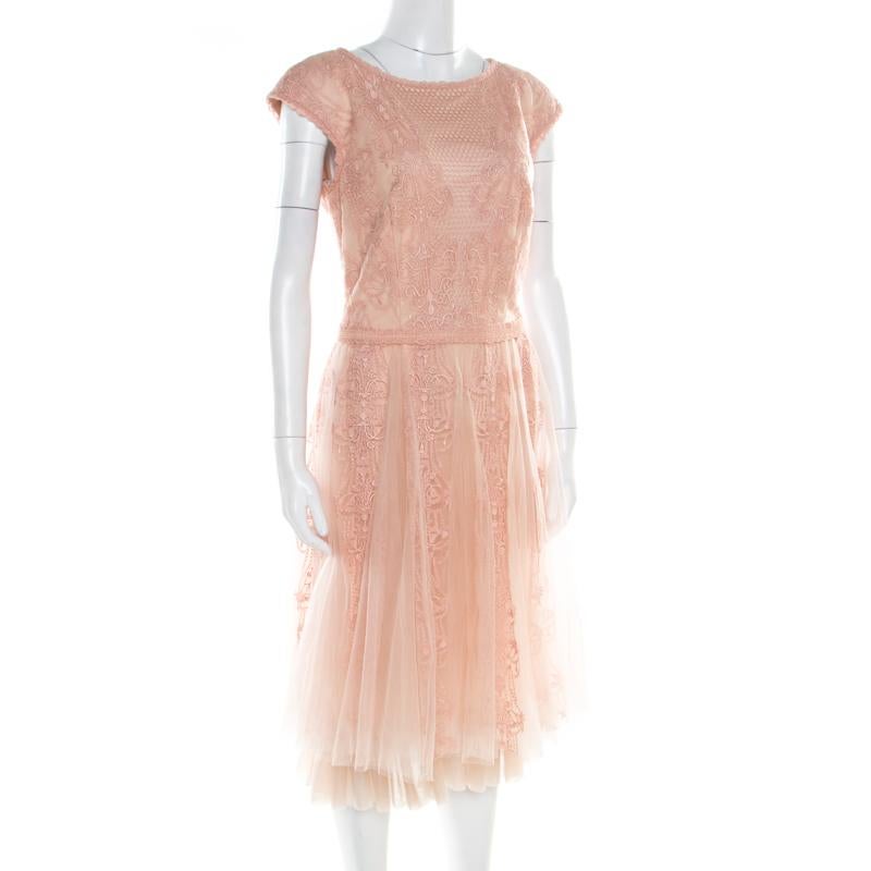 Princess-like and dreamy, this Tadashi Shoji dress is a beauty. Its dainty peach tulle body is designed with beautiful floral lace overlay and features a round neckline and short sleeves. The zip closure at the rear gives it a flattering shape. It