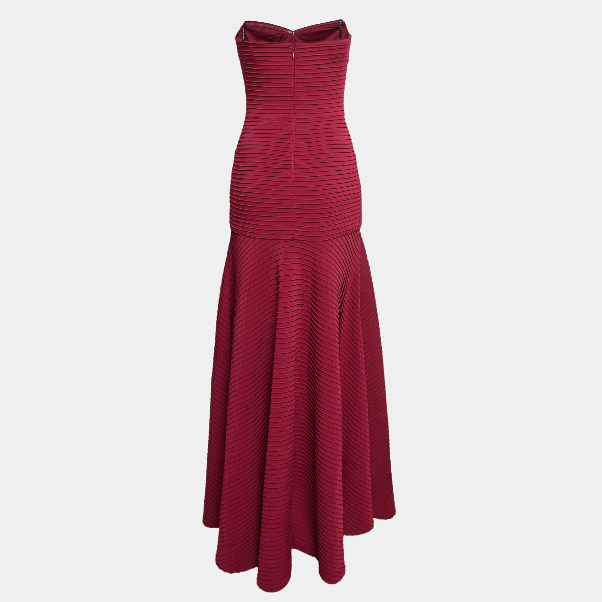Resplandeciente, elegante y magnífico, este vestido lo define todo. Con una silueta de largo hasta el suelo, este vestido se embellece con impresionantes detalles y un elegante escote. Llévalo con accesorios llamativos y un clutch definitorio.
