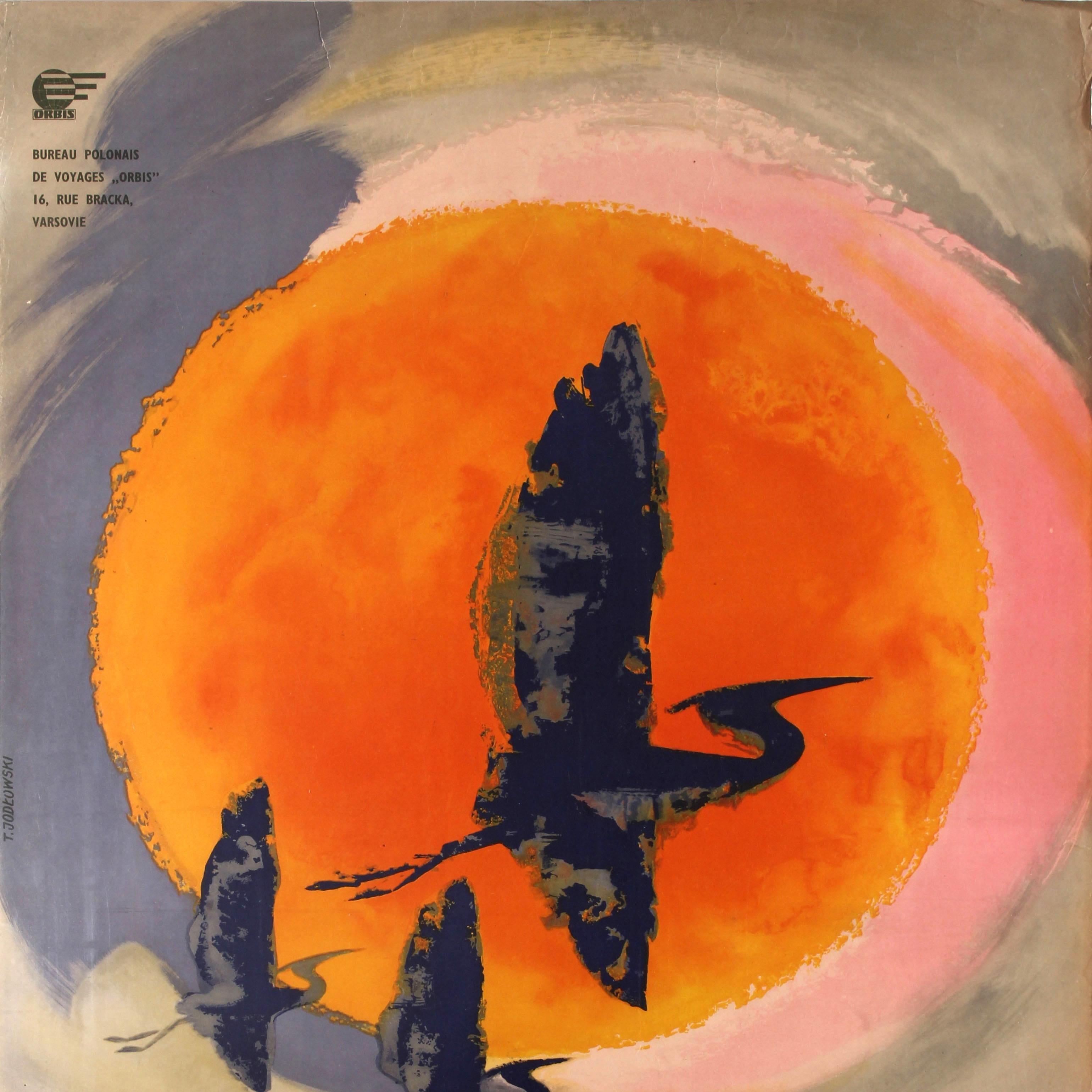 Original vintage travel poster for Poland where you can really relax / Pour vous relaxer venez en Pologne featuring stunning artwork by the Polish artist Tadeusz Jodłowski (1925-2015) depicting three birds flying in front of a blazing sun with the