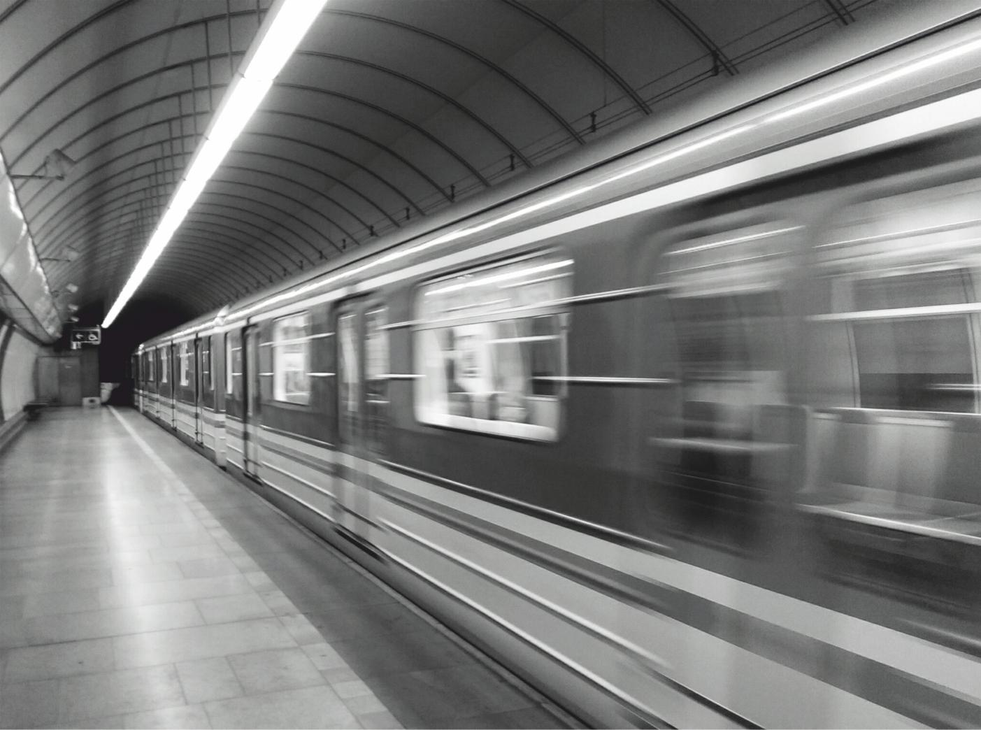 Tadeusz Zych Black and White Photograph – Metro. Prag I