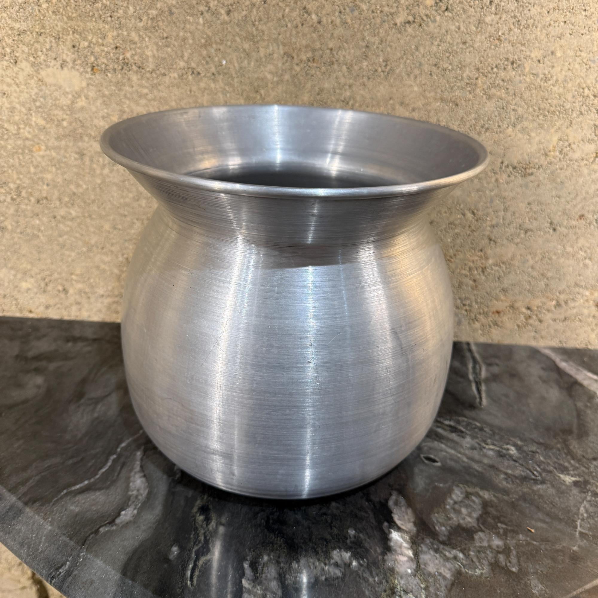 Zu Ihrer Information,  ein Aluminiumtopf, in dem Wasser zum Kochen gebracht wird, um Klebreis in einem traditionellen thailändischen oder laotischen Dämpfset zu dämpfen. 
Er ist mit einer breiten Öffnung versehen, in die ein konischer